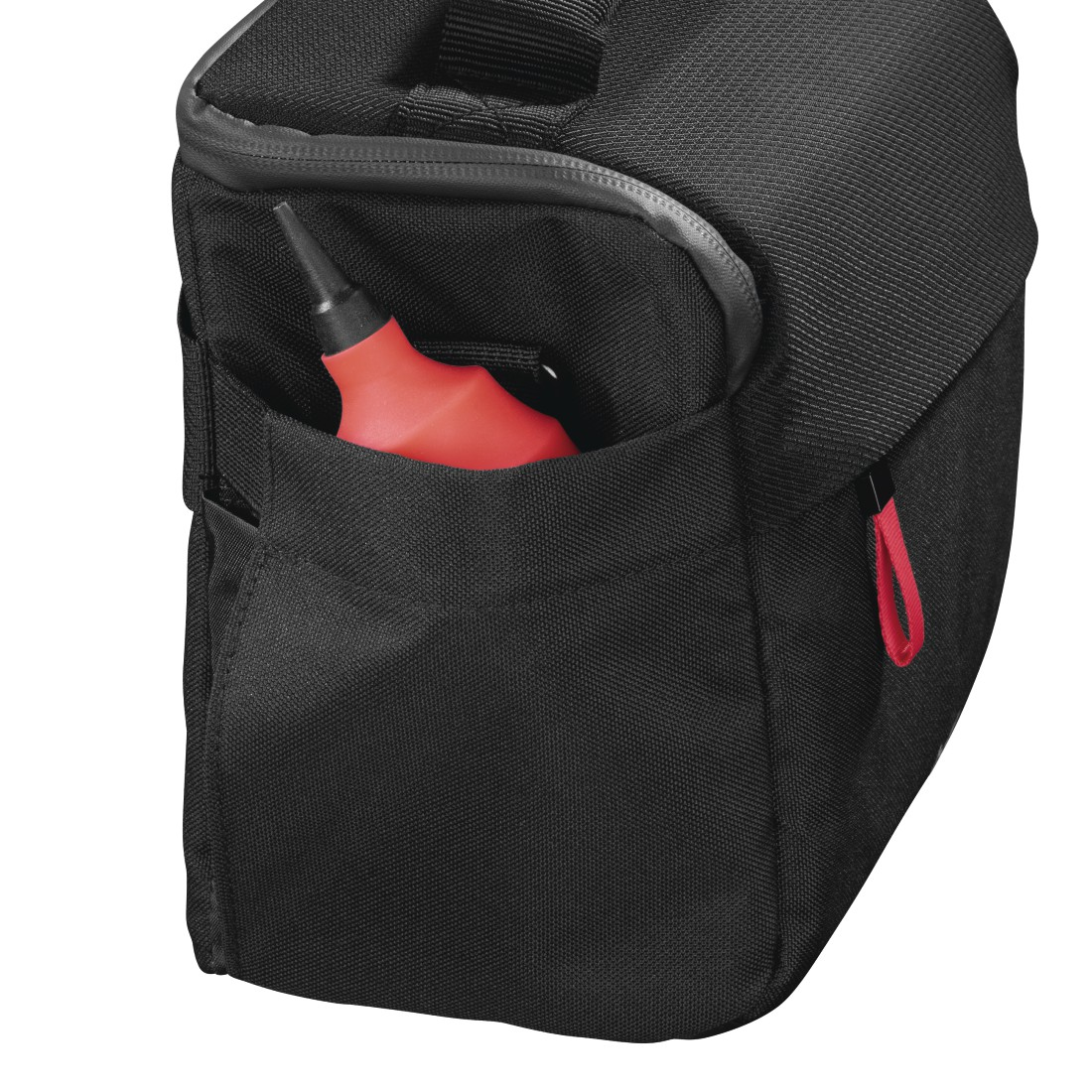 Schwarze Kameratasche mit rotem Blasebalg in der Seitentasche.