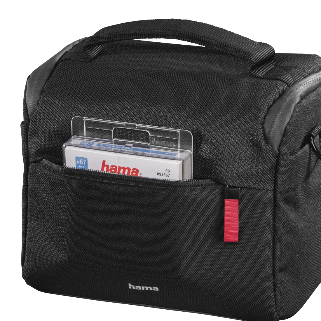 Schwarze Kameratasche mit rotem Anhänger. Die Tasche ist teilweise geöffnet.