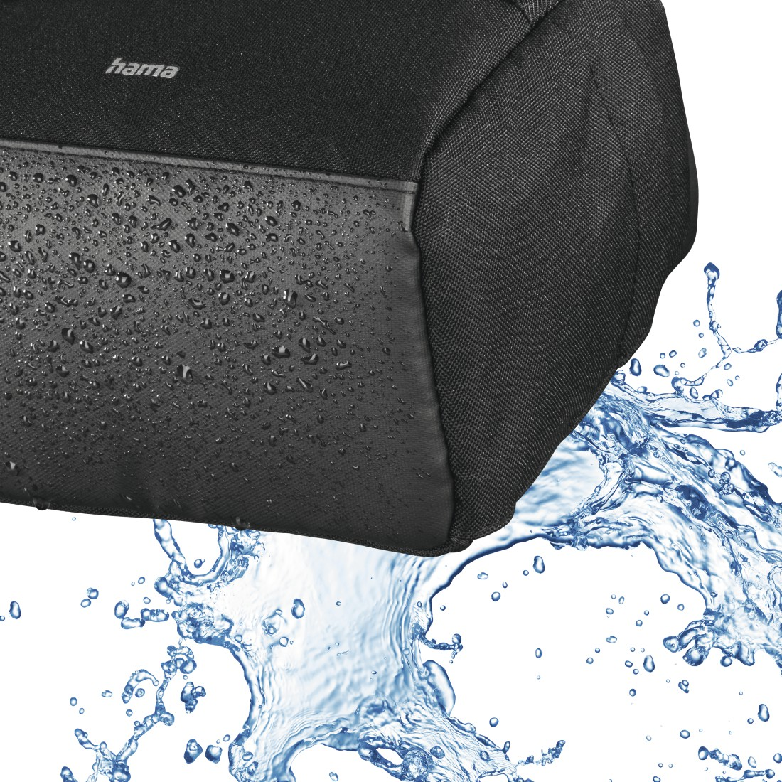 Schwarze Tasche mit Wassertropfen und Wasserspritzern auf weißem Grund.