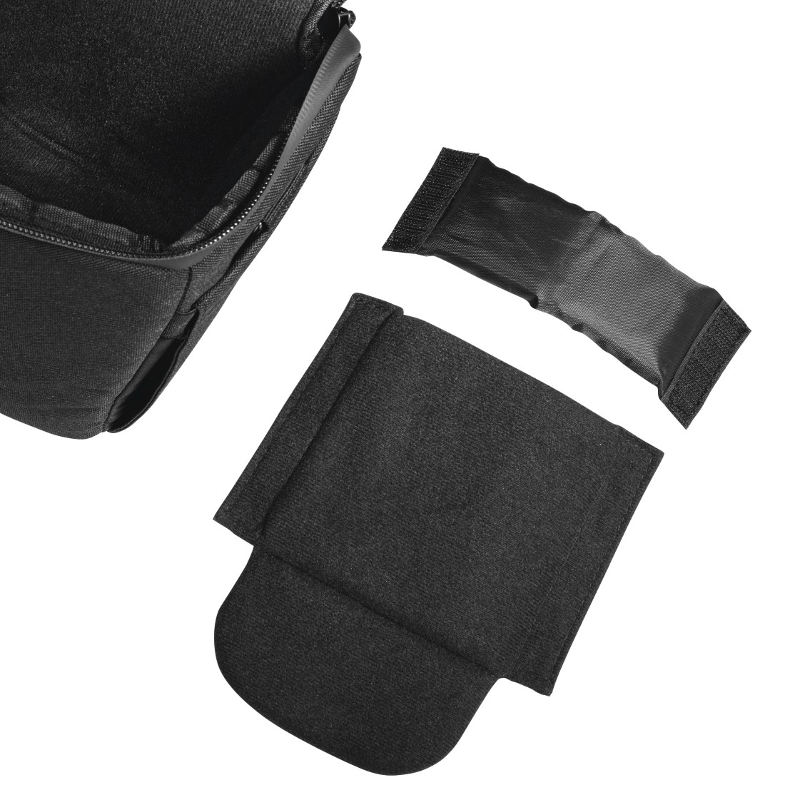 Eine schwarze Tasche mit Reißverschluss und ein Riemen und Polster, alle auf einer weißen Oberfläche angeordnet.