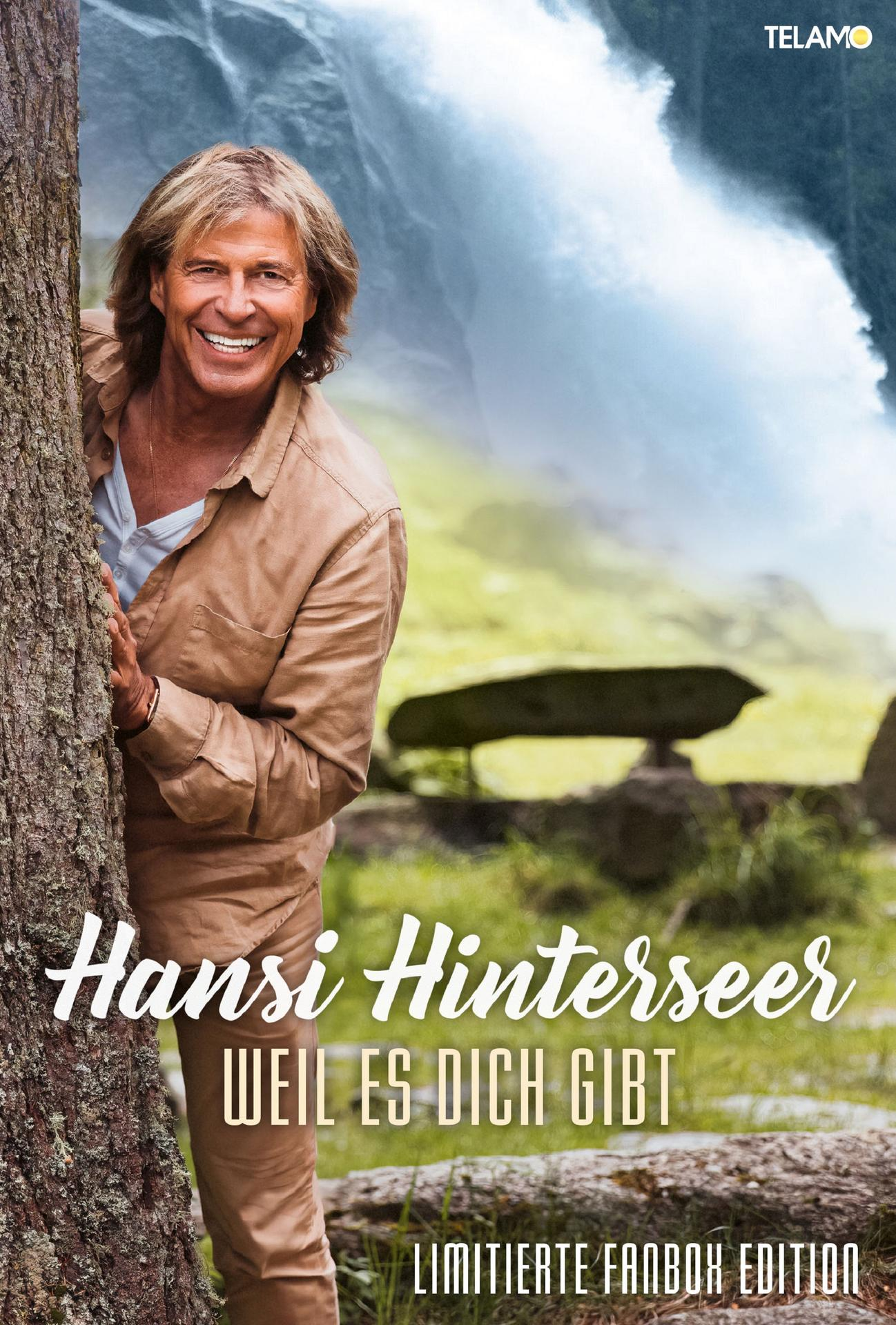Ein Mann lächelt, versteckt sich hinter einem Baum. Text auf dem Cover ist 'Hansi Hinterseer'.