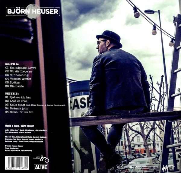 Albumcover, Mann mit Brille und Hut sitzt auf einer Leiter. Text links und unten.