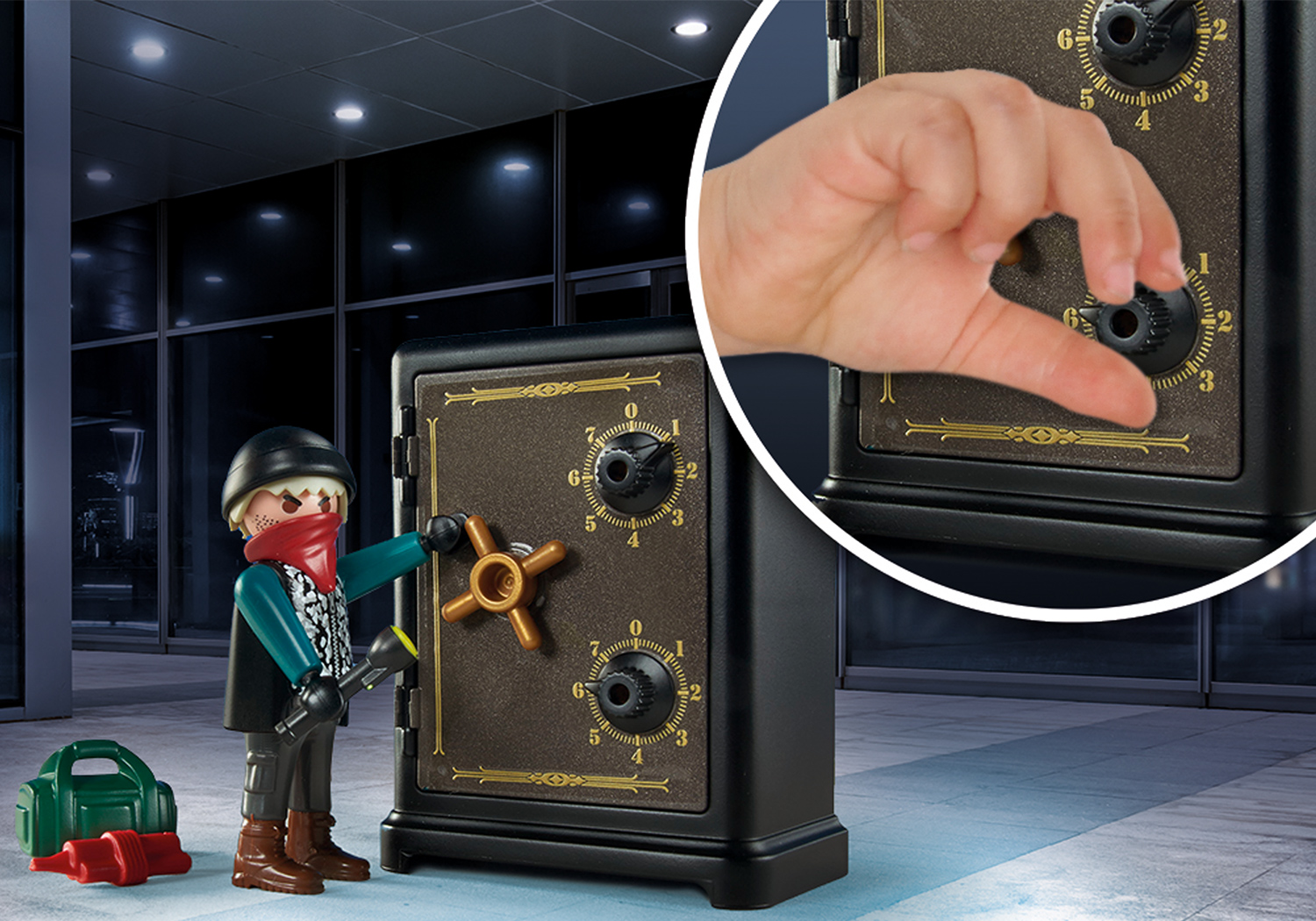 Playmobil Spielzeugset. Eine Figur versucht, einen Tresor zu öffnen. Der Tresor hat Zifferblätter.