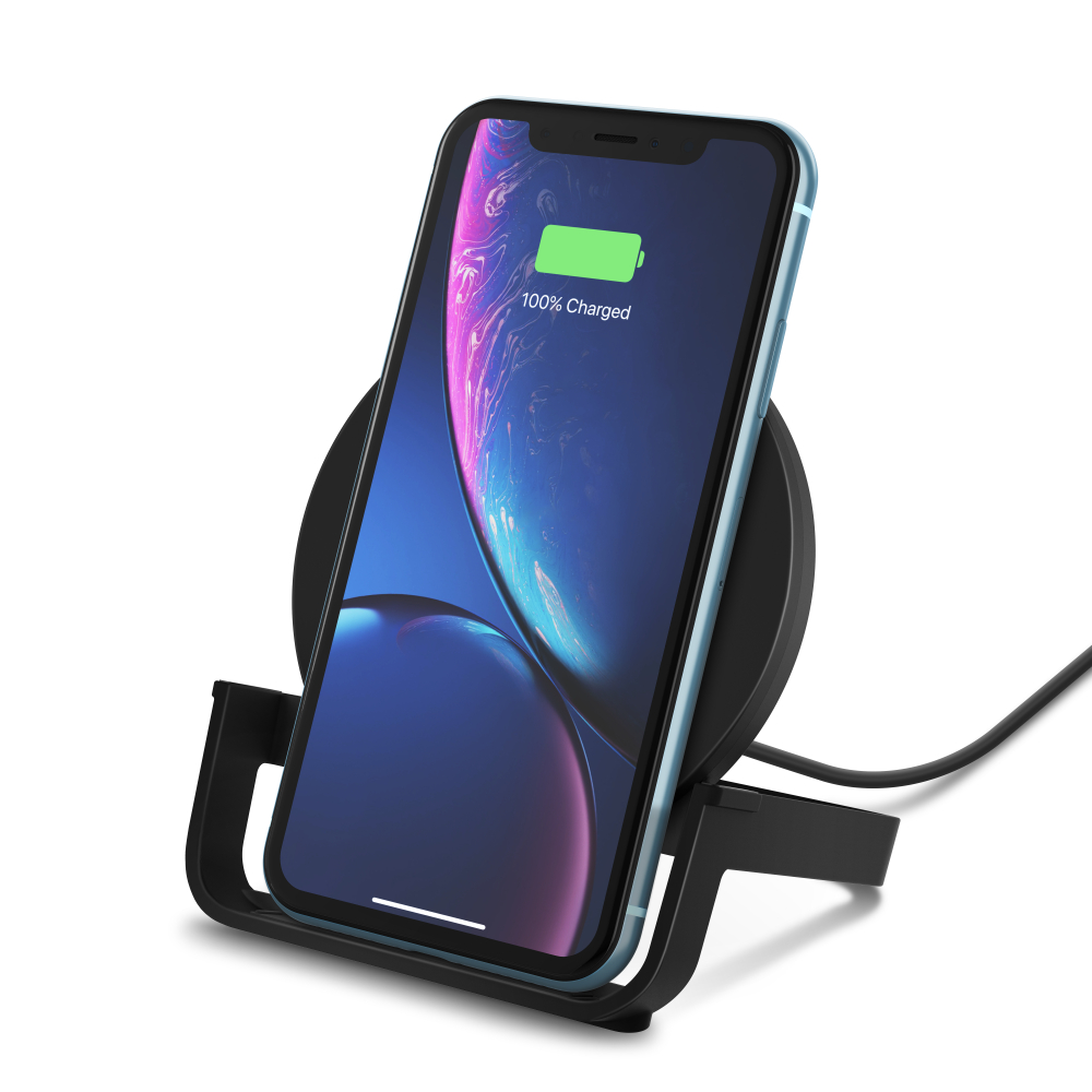 Kablosuz şarj cihazında telefon, pil %100 şarjlı.