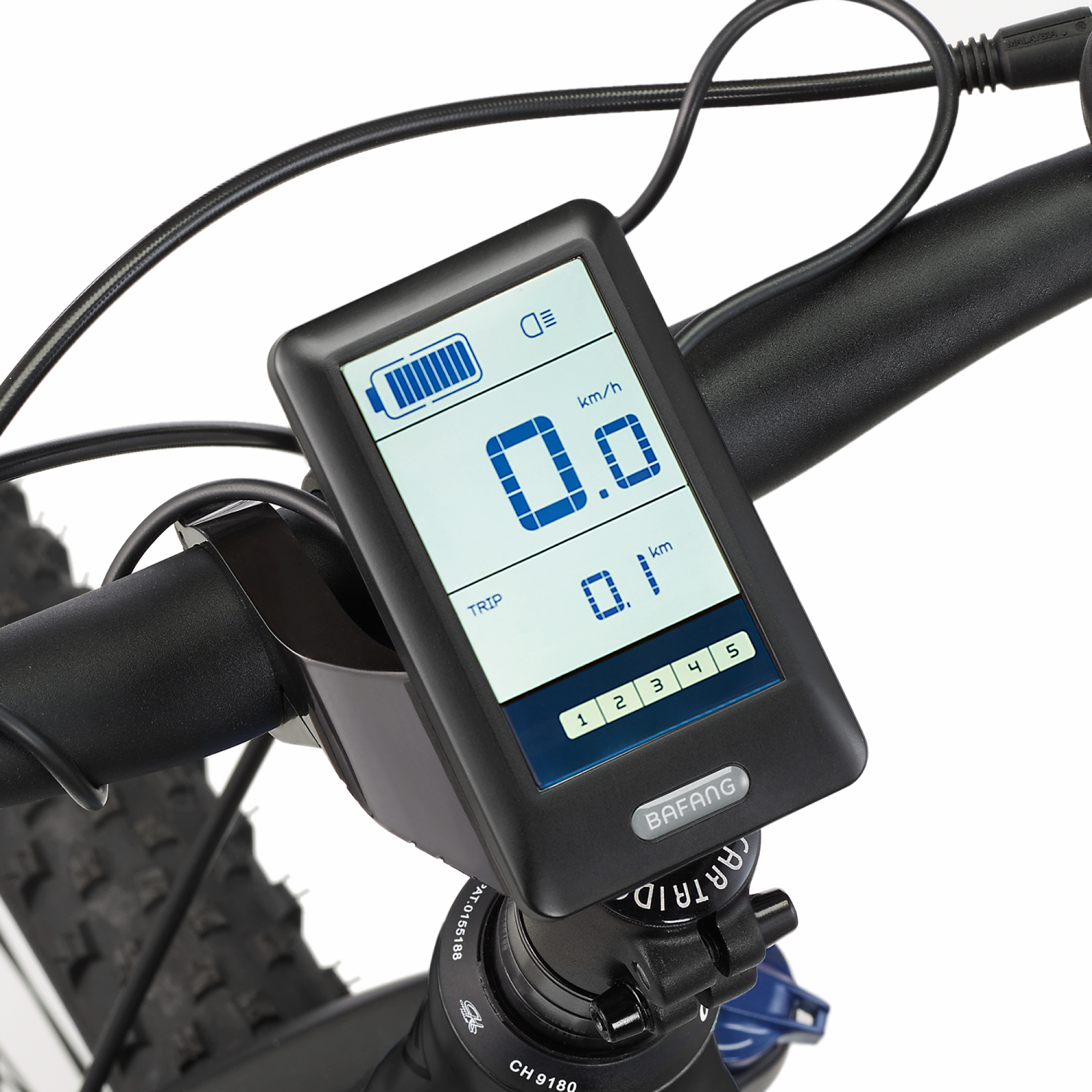 Schwarzes Fahrrad-Display, zeigt 0,0 km/h, 0,1 km und Akkustand. Lenker und Reifen sichtbar.