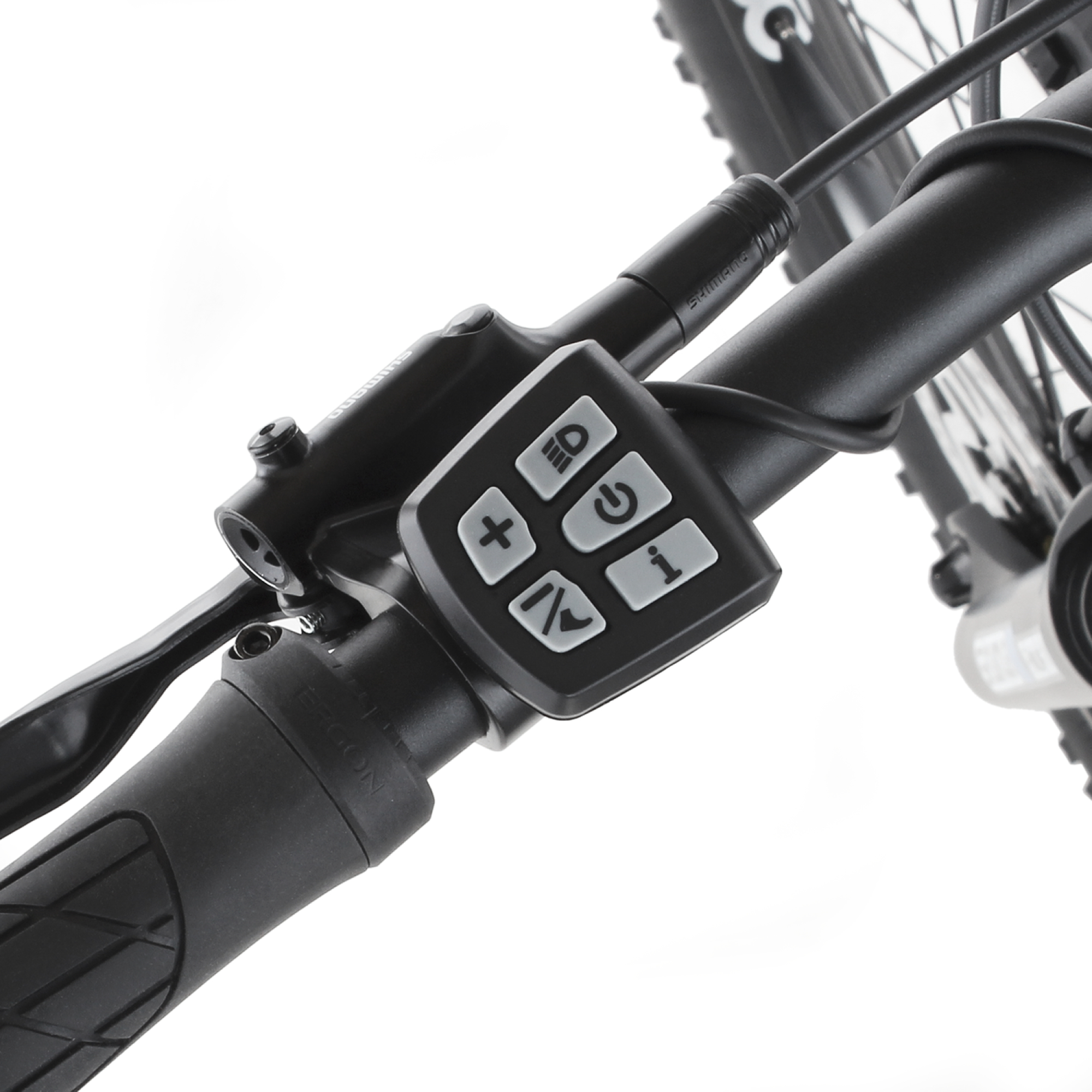 Nahaufnahme eines Fahrradlenkers mit Bedienelementen für den Elektromotor und Bremsen.