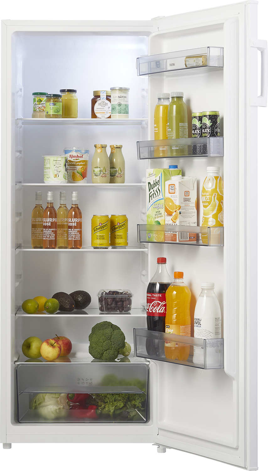 Open witte koelkast met verschillende voedingsmiddelen: fruit, groenten, sappen en andere kruidenierswaren.