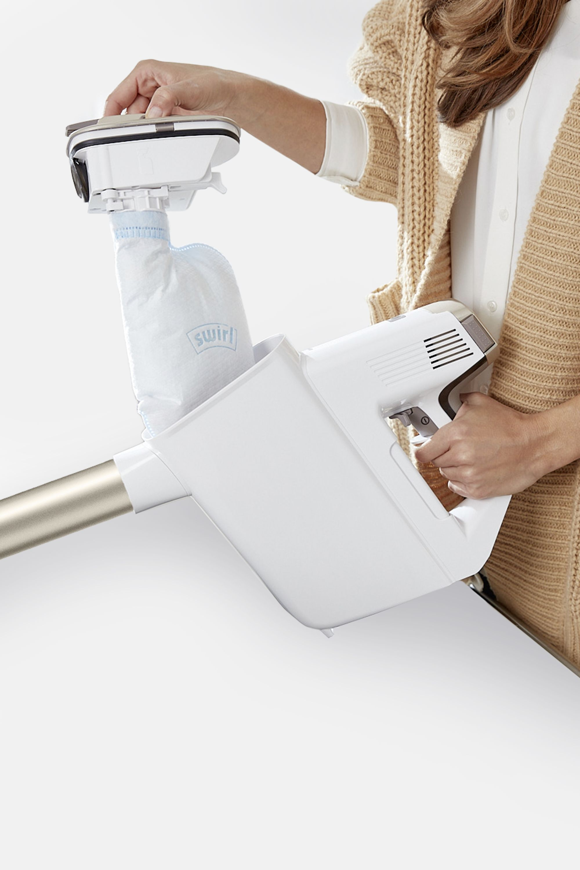 Femme vidant le réservoir de l'aspirateur.
