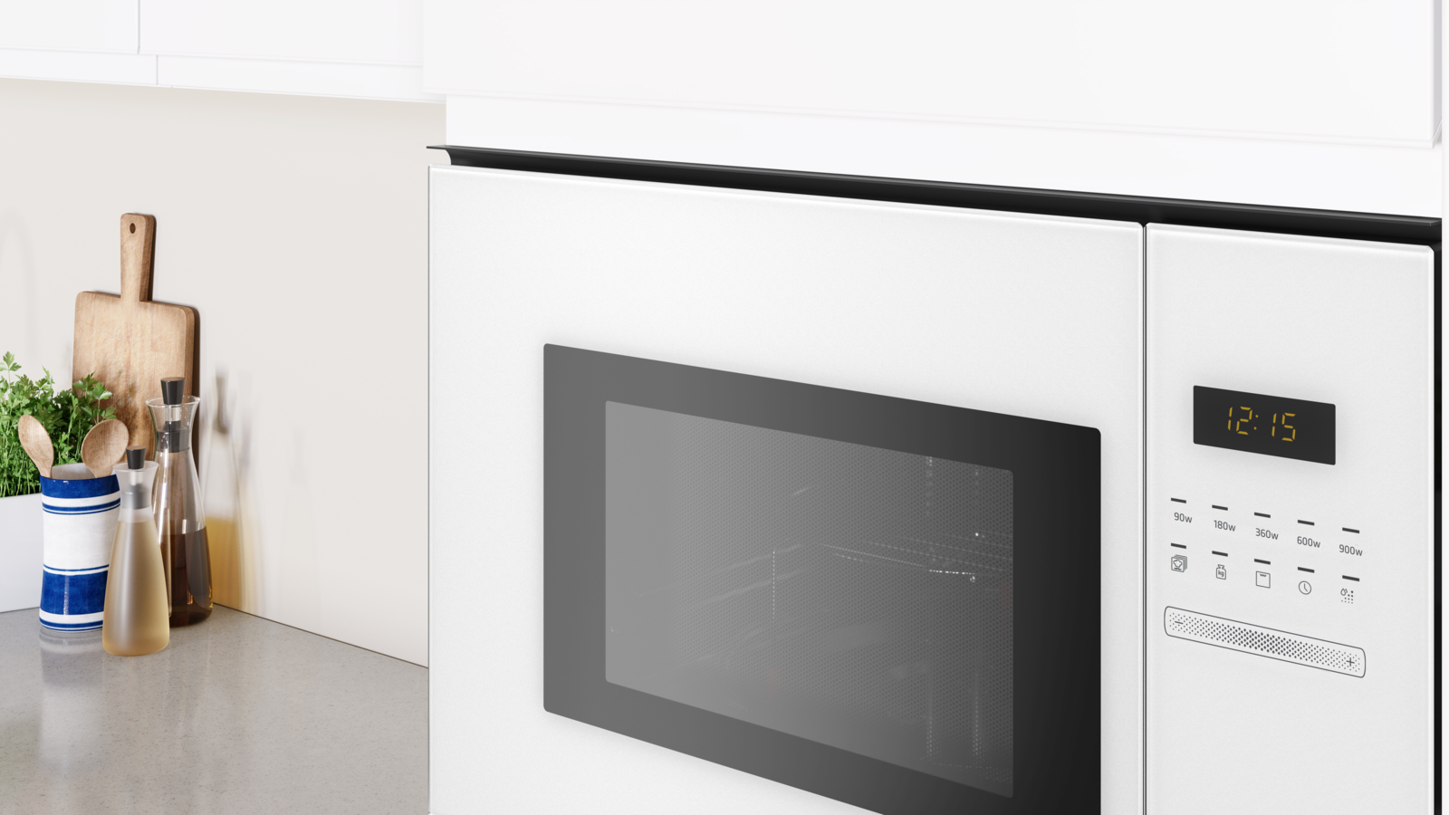 Primer plano de un horno microondas blanco con reloj digital y controles. Fondo de cocina.