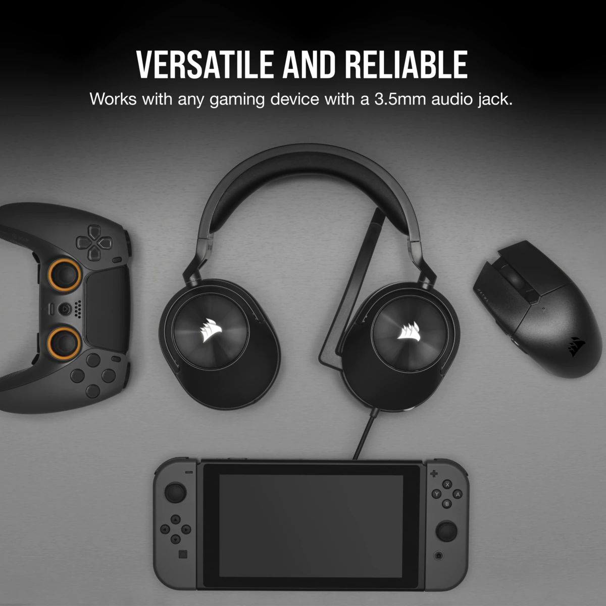 Une configuration de jeu avec une manette, un casque, une souris et un switch.