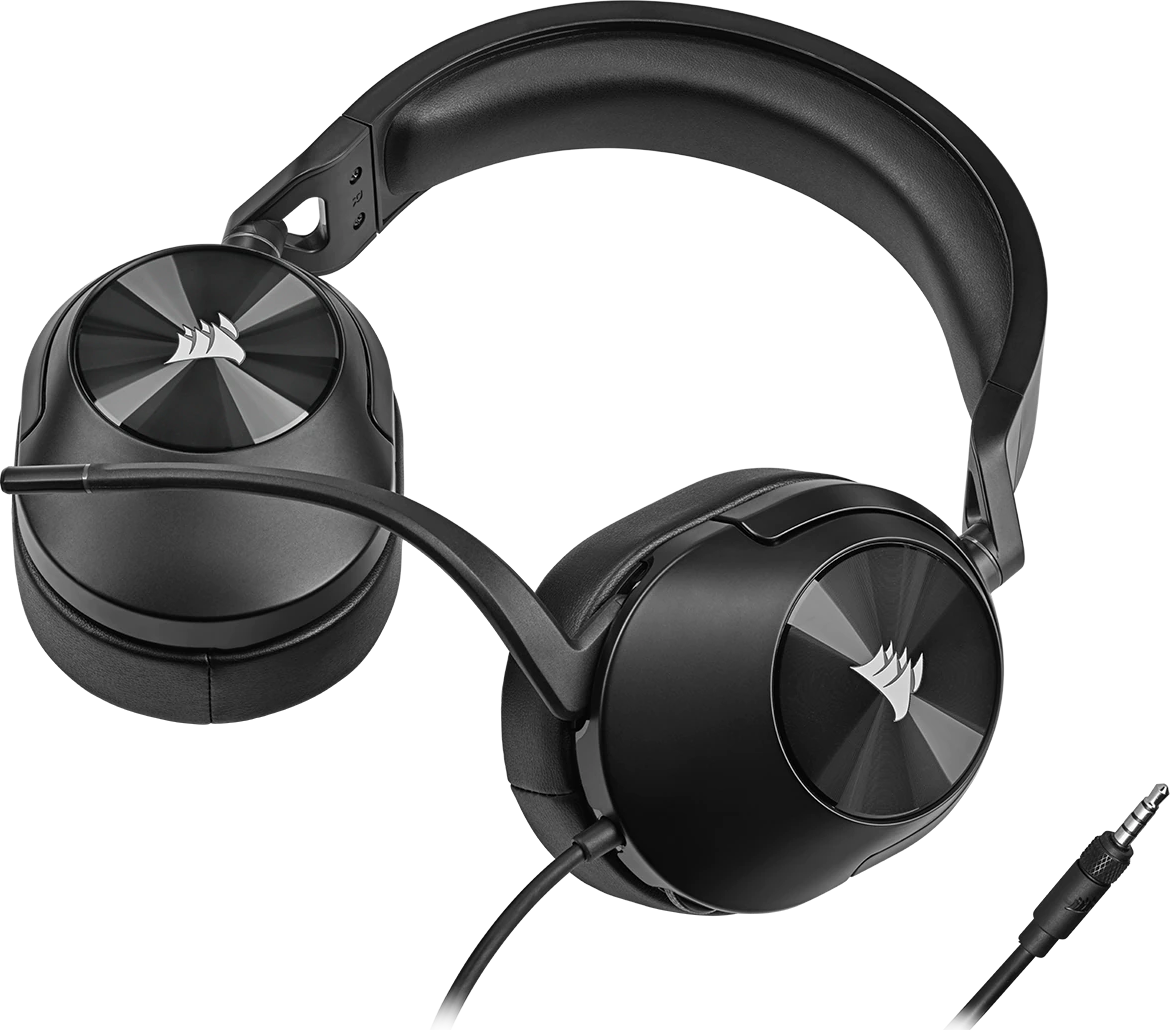 Casque noir avec un microphone. Ils ont un logo argenté sur chaque écouteur.