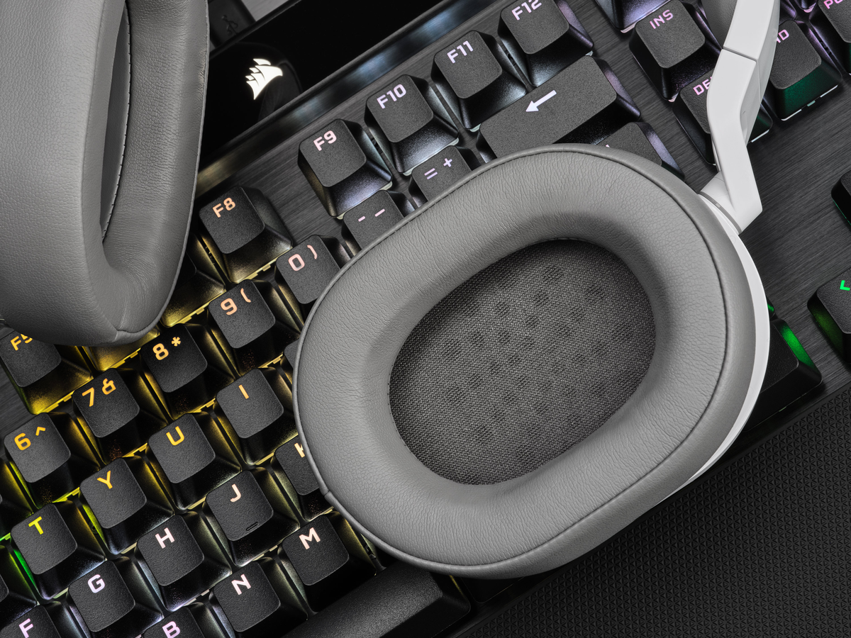 Kopfhörer und eine Tastatur werden von oben gezeigt.
