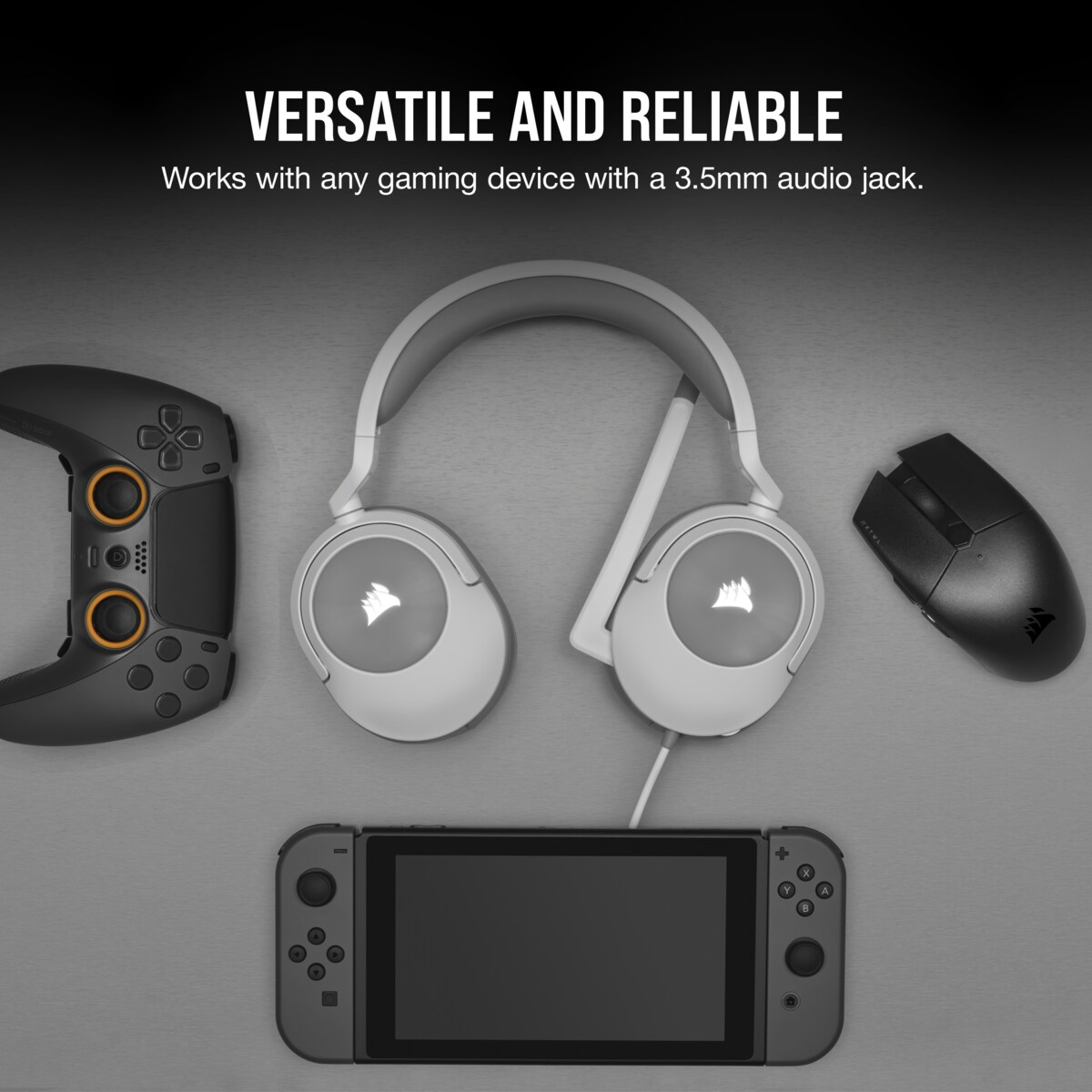 Gaming-Setup mit Headset, Gamecontroller und Spielkonsole. Alle Artikel auf grauer Oberfläche.