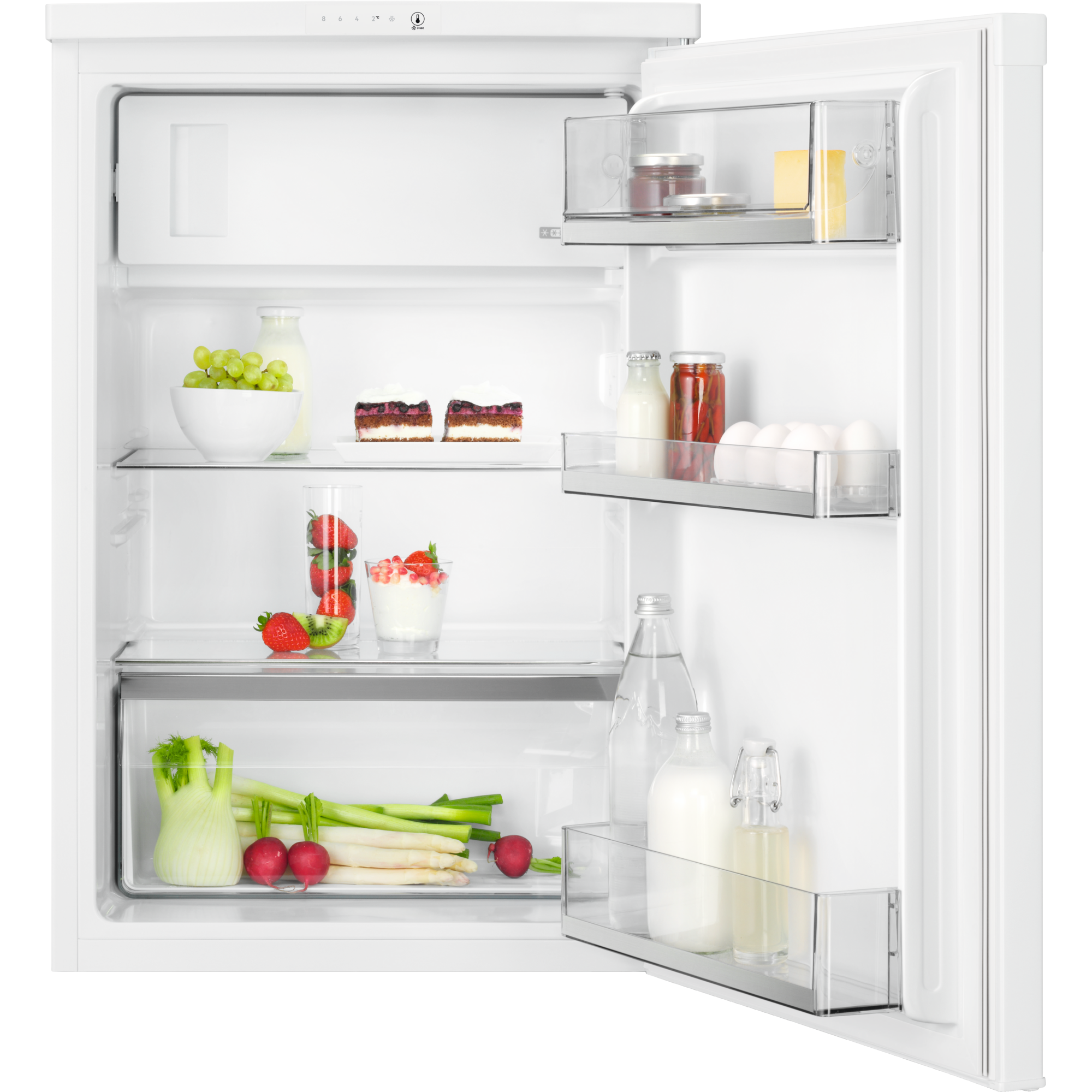 Weißer Kühlschrank mit offener Tür. Im Inneren befinden sich Regale mit Lebensmitteln, darunter Kuchen, Obst und Flaschen.