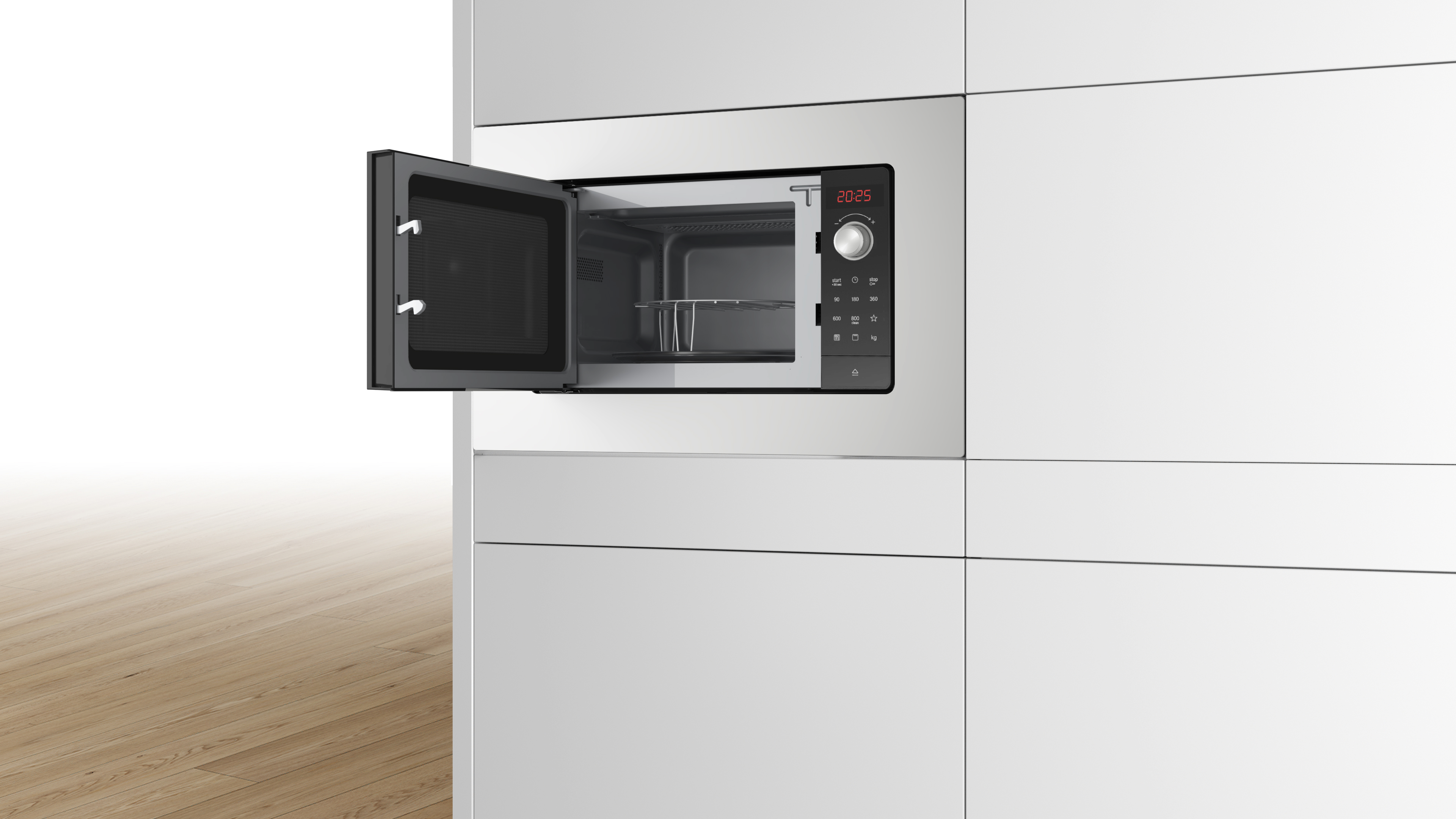 Un horno de microondas de acero inoxidable con la puerta abierta, mostrando el interior.