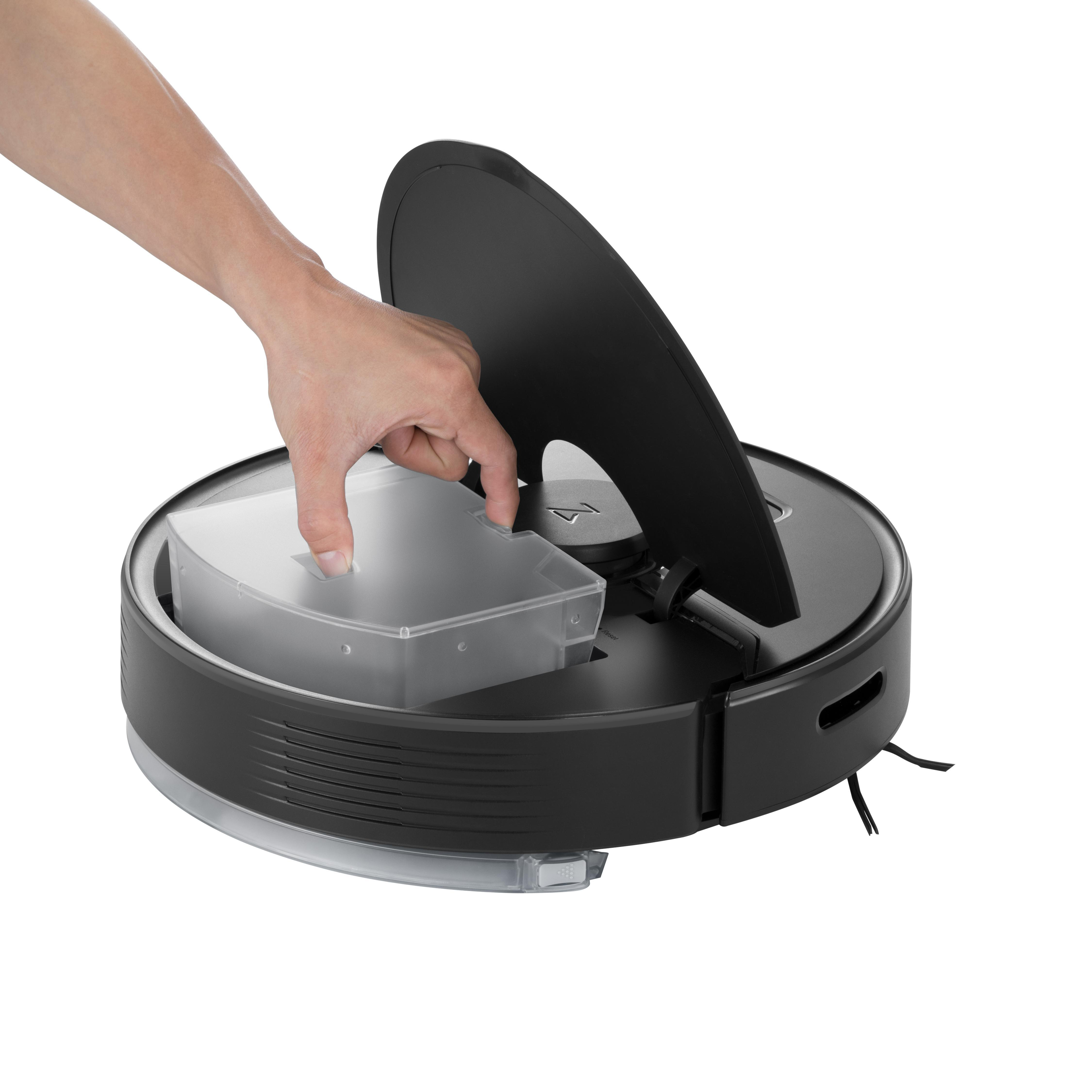 Eine Hand öffnet den durchsichtigen Staubbehälter eines Staubsaugers, schwarz und rund.