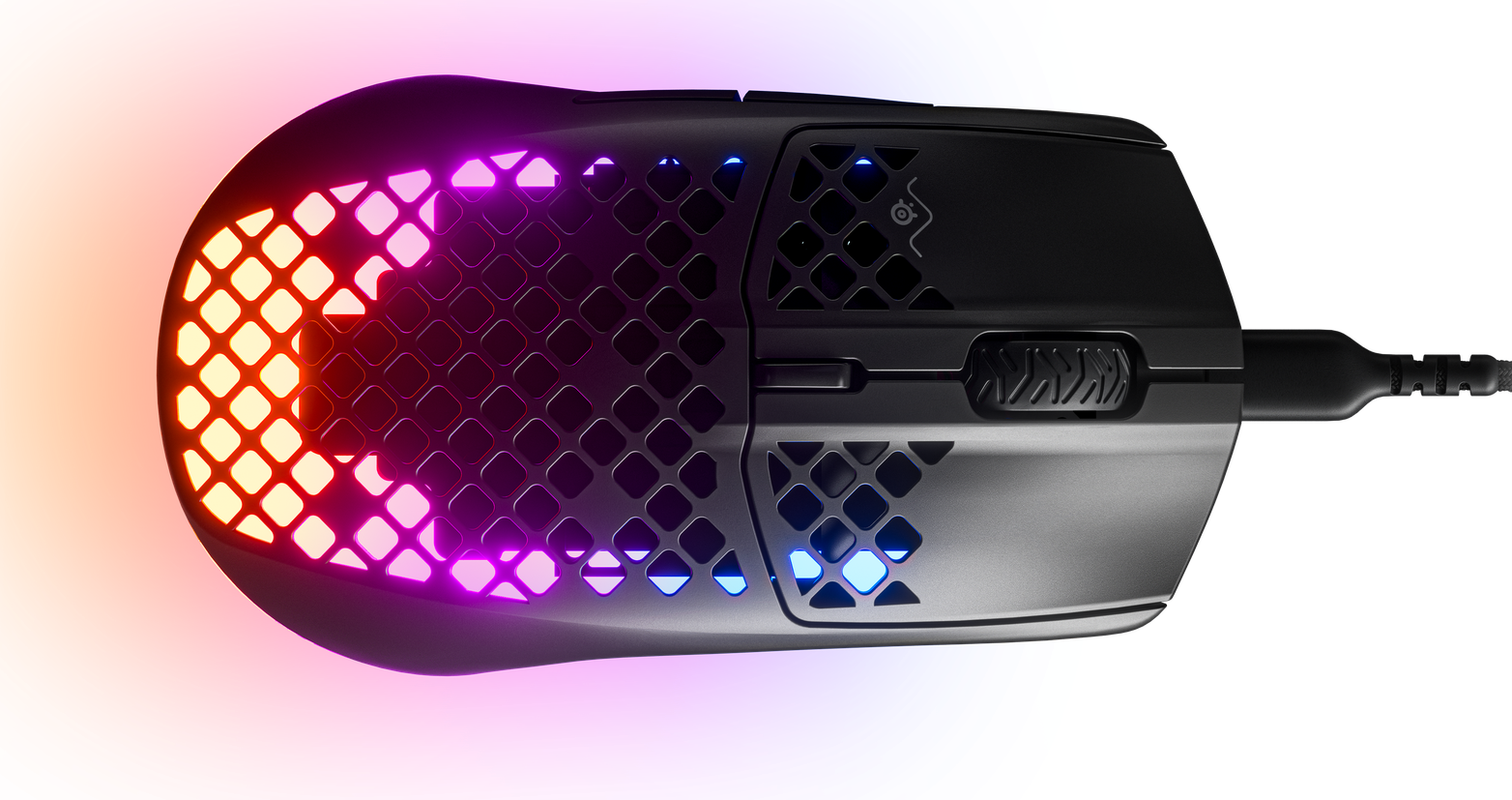 Fekete gamer egér RGB világítással az oldalán és perforált kialakítással.