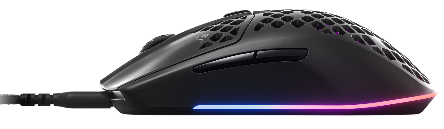 Fekete gamer egér RGB világítással az alsó szélen, oldalnézet.
