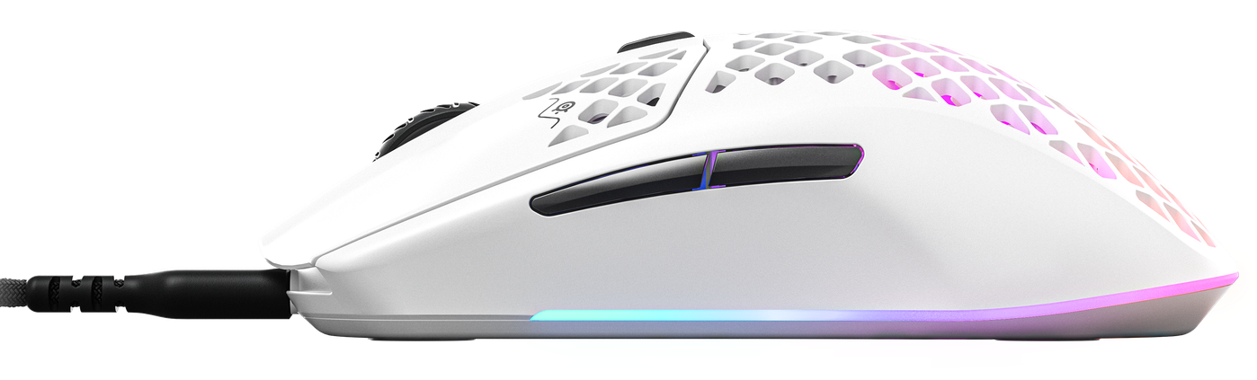 Fehér gamer egér. Méhsejt-mintázata és RGB-világítása van.