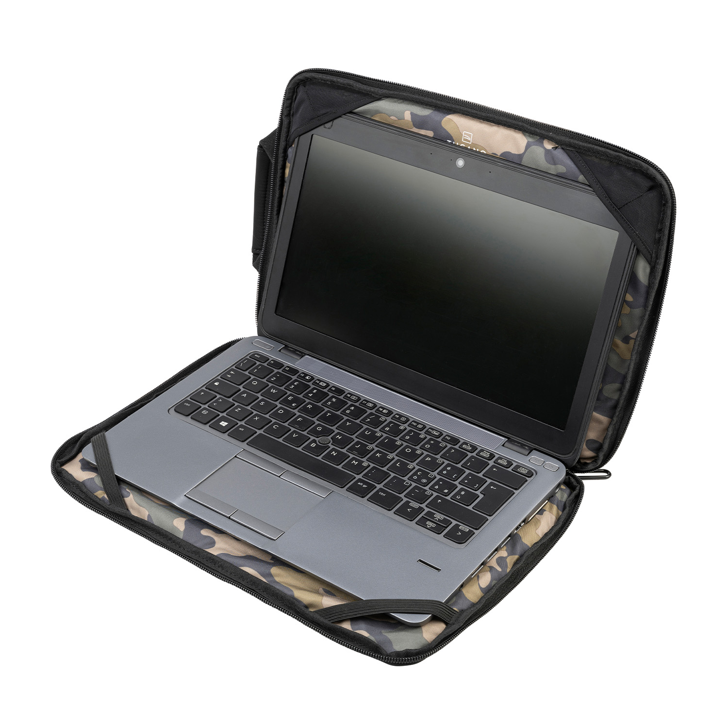 Un laptop è all'interno di una custodia nera e mimetica, aperta e angolata verso l'alto.