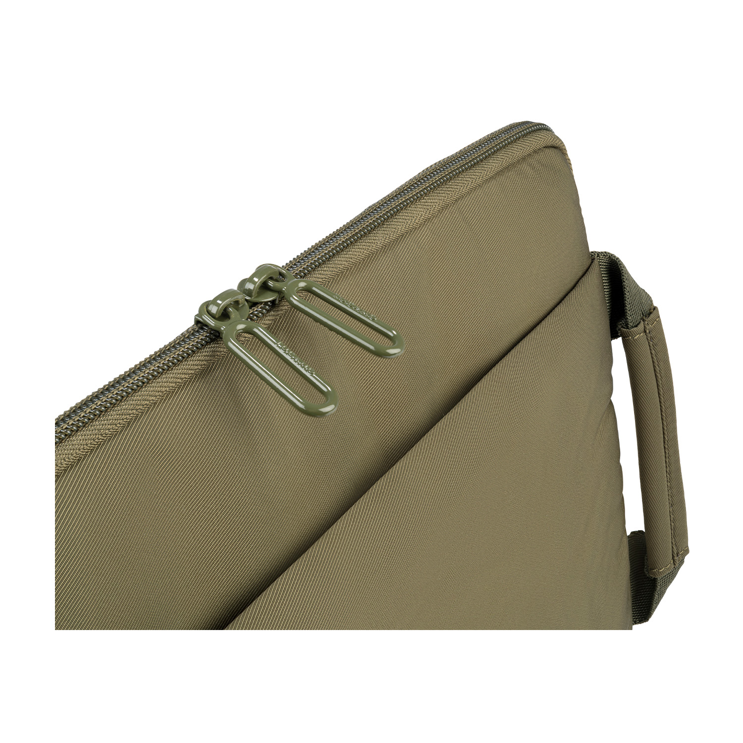 Primo piano di una borsa in tessuto verde con cerniera e manico.
