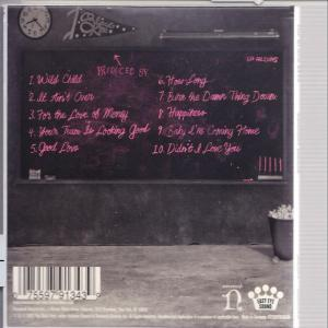Rückseite einer CD-Hülle mit einer Trackliste im Tafelstil, einer Uhr und einem Mülleimer.