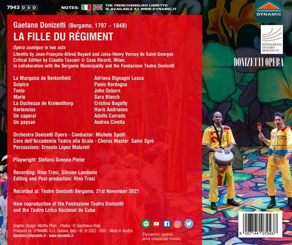 Die Rückseite einer CD-Hülle mit Text und Bildern von Darstellern in gelben Anzügen und einem Schlagzeuger.