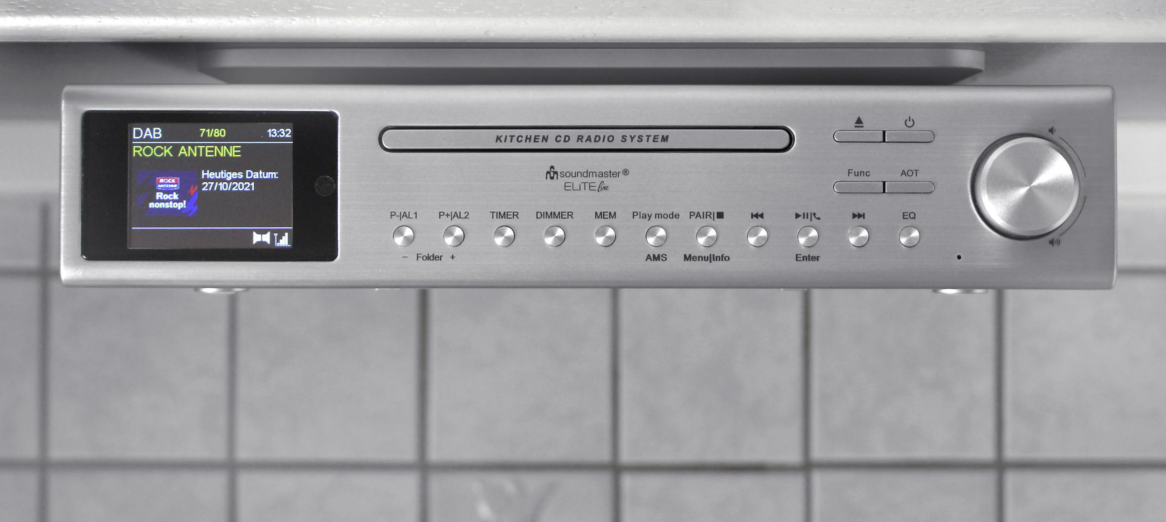 Silbernes Küchen-CD-Radiosystem auf weißem Fliesen Hintergrund.