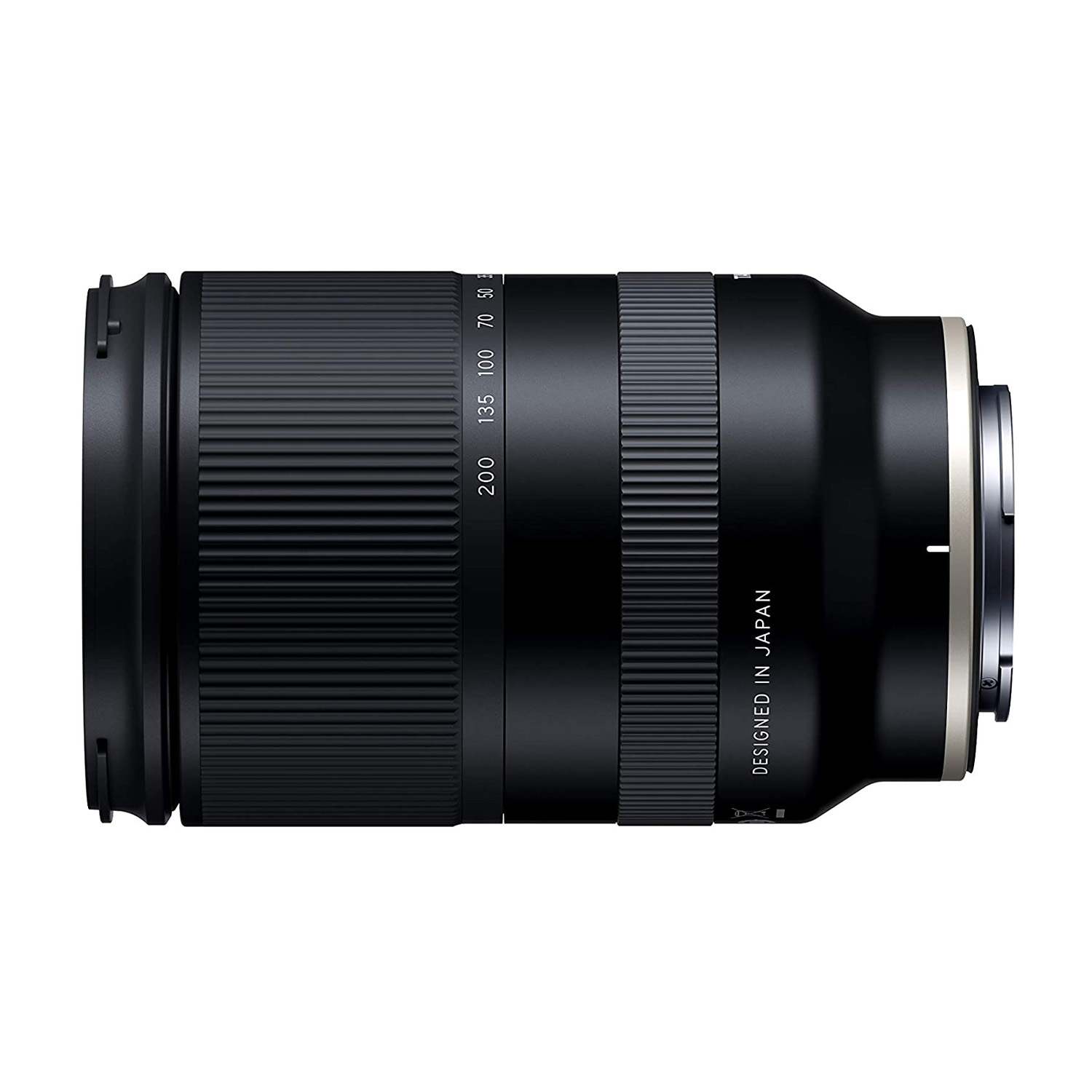 Un obiettivo per fotocamera nero con la scritta 'Designed in Japan'.