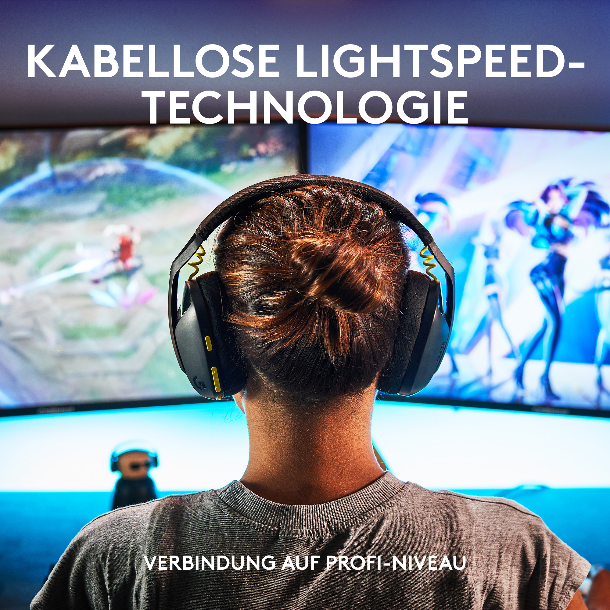 Person mit Kopfhörern, sieht zwei Bildschirme. Text: Wireless Lightspeed Technologie.