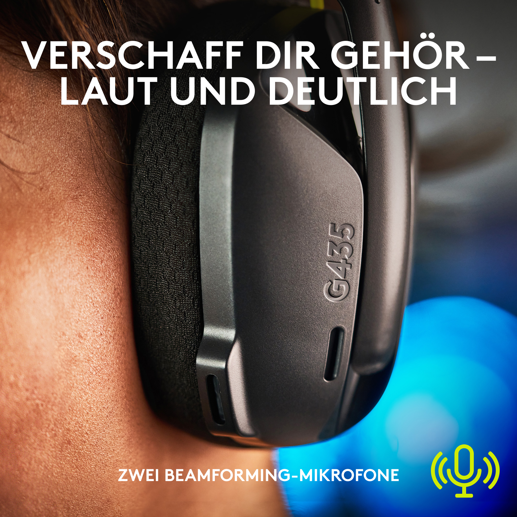 Nahaufnahme eines schwarz-grauen Headsets mit Text und Mikrofon-Symbol auf dem Bild.