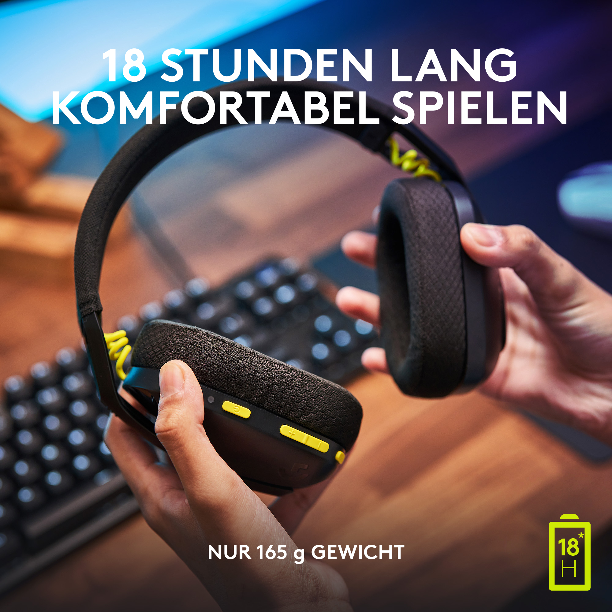 Eine Person hält schwarze und gelbe Kopfhörer. Text auf Deutsch: '18 Stunden komfortables Spielen'.