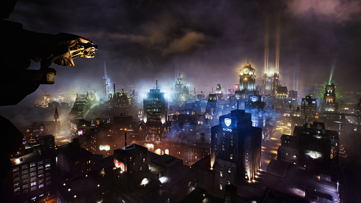 Nachtzicht van Gotham City met wolkenkrabbers, een waterspuwer en het GCPD-gebouw. Dramatische verlichting en mist creëren een donkere sfeer.