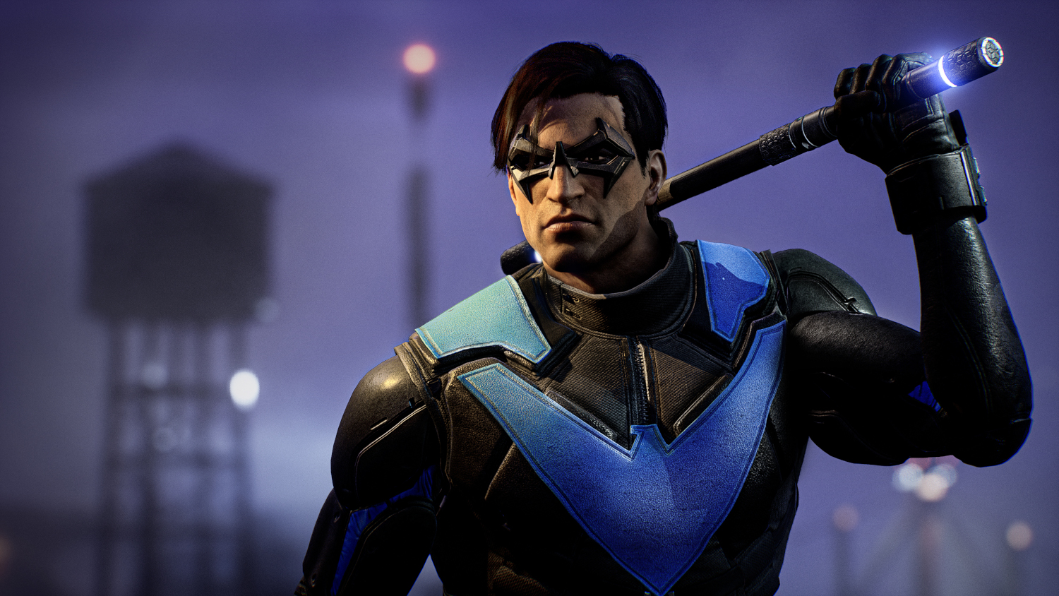 Nightwing in een blauw en zwart pak, met een staf. Een watertoren op de wazige achtergrond.