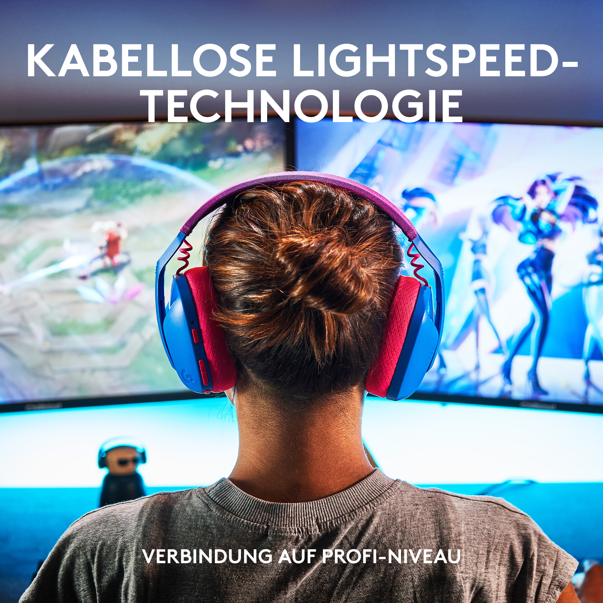Person mit blau-roten Kopfhörern, schaut auf zwei Bildschirme. Text: KABELLOSE LIGHTSPEED.