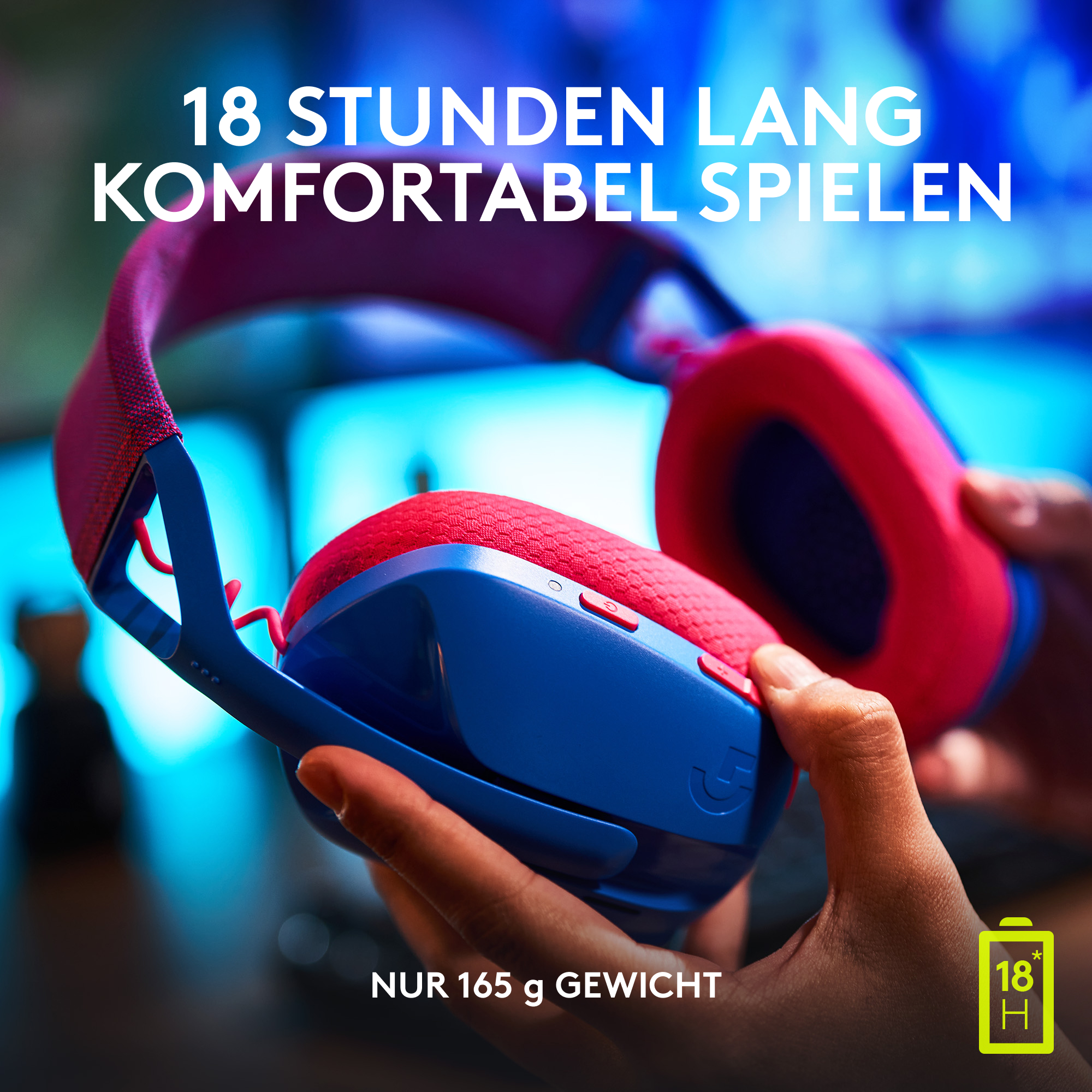 Nahaufnahme von blauen und roten Gaming-Kopfhörern. Das Bild hebt die Ohrmuscheln und das Kopfband hervor. Dunkler Hintergrund.