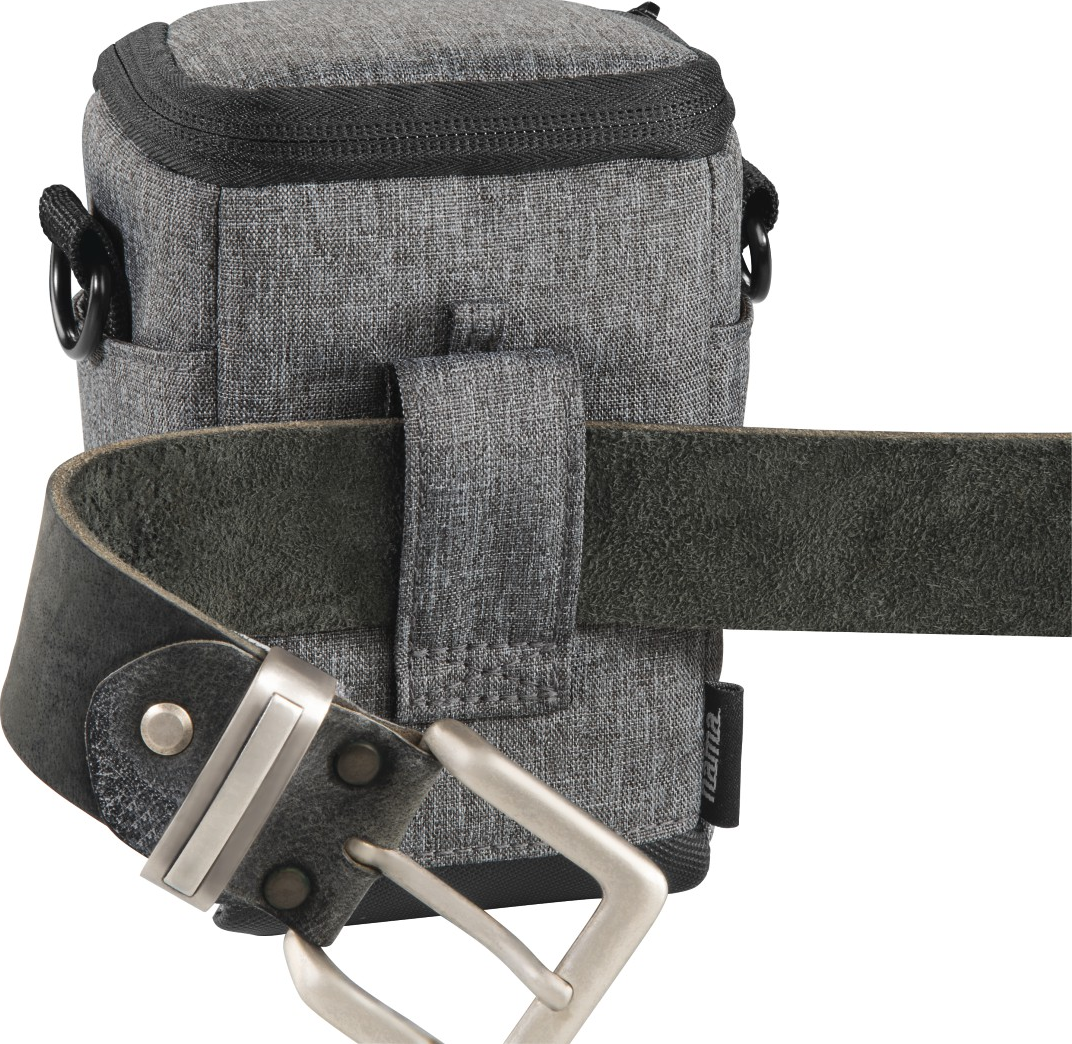 Eine graue Kameratasche an einem schwarzen Gürtel mit silberner Schnalle. Die Tasche ist am Gürtel befestigt.