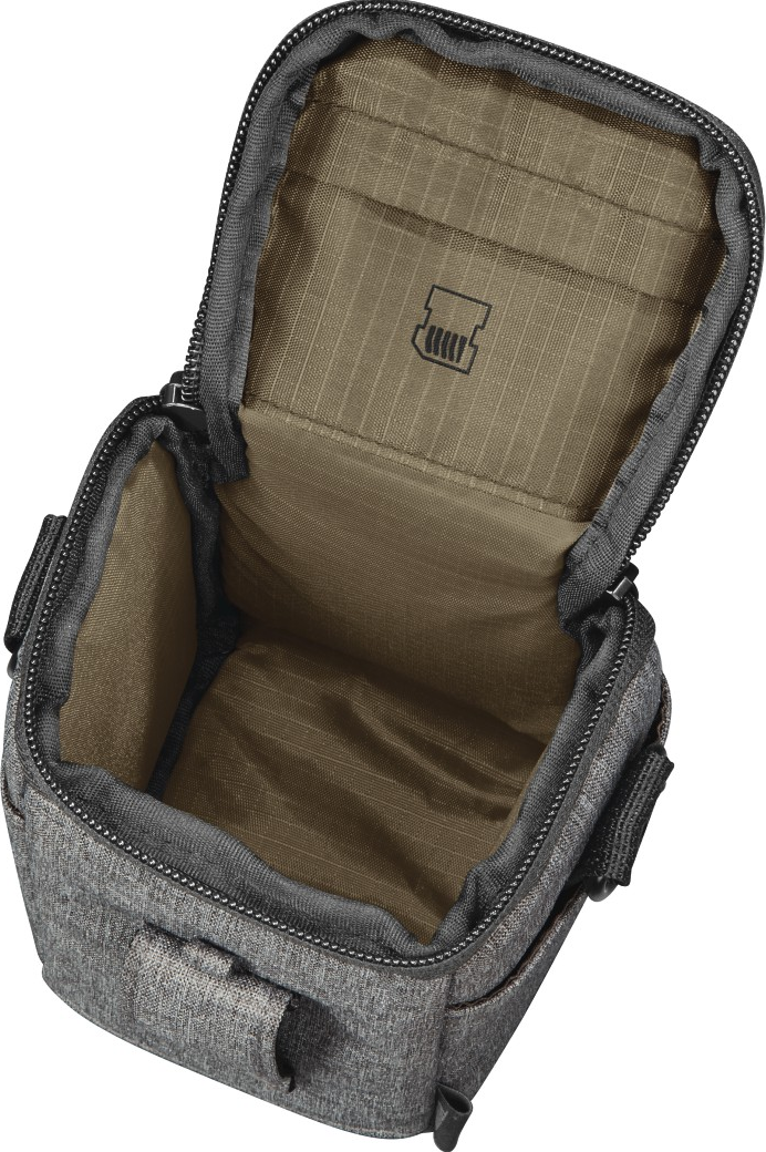 Graue Kameratasche, offen, mit braunem Innenraum und einer Tasche mit Logo.