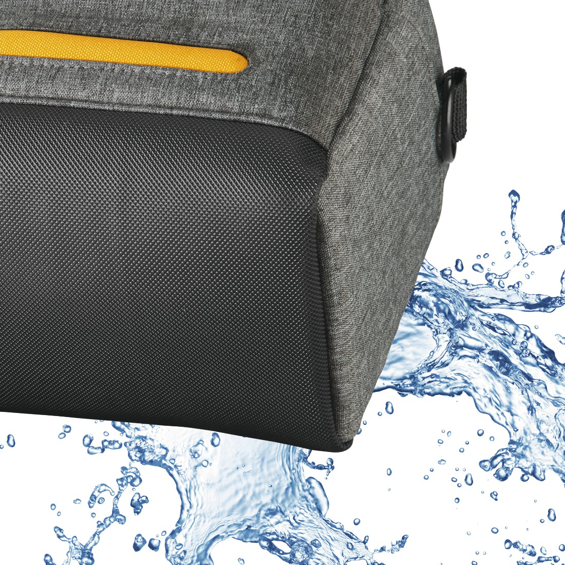 Eine grau-schwarze Tasche mit gelbem Besatz. Am Boden spritzt Wasser. Die Tasche ist auf weißem Hintergrund.