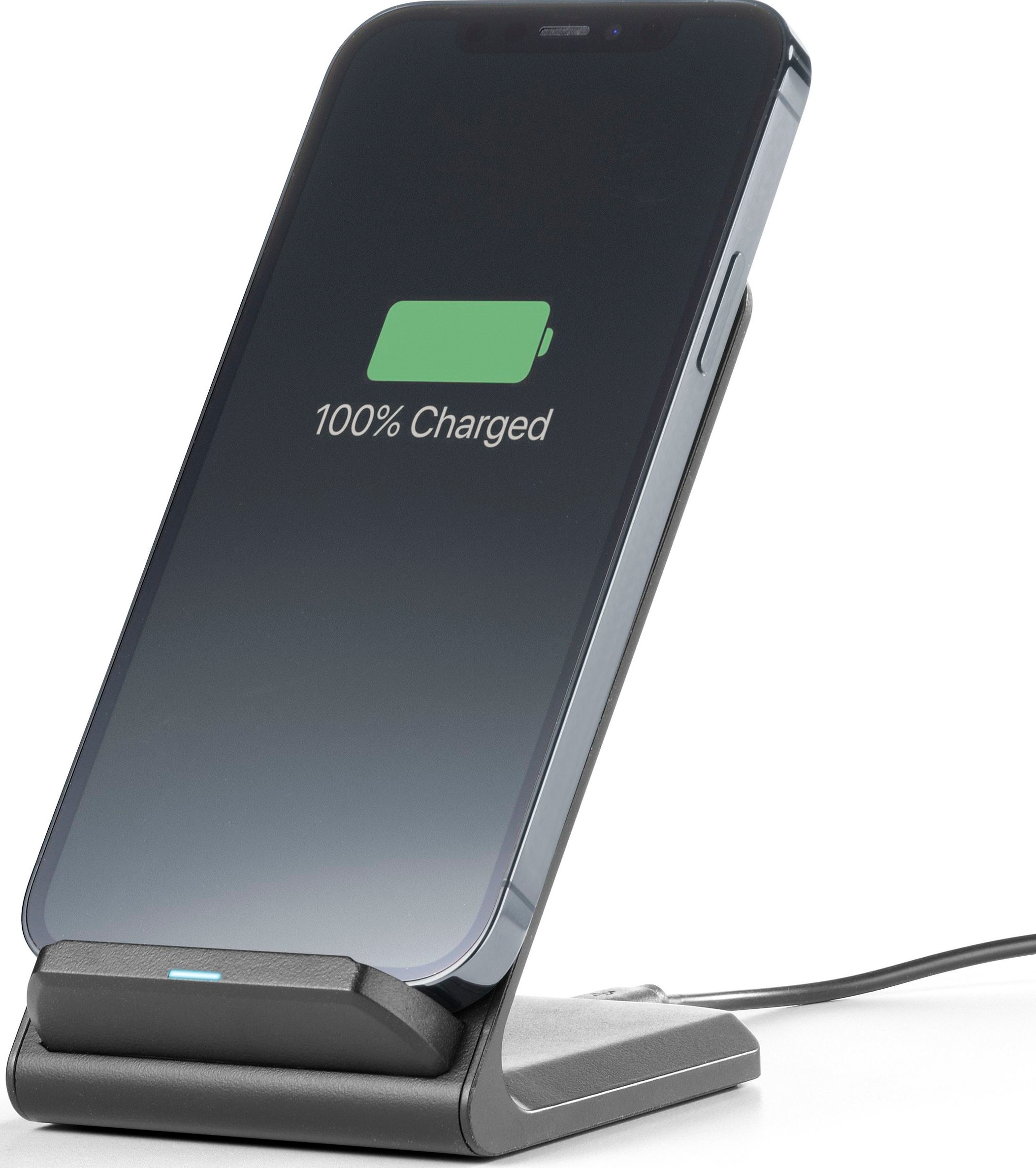 Un téléphone noir chargeant sur un support sans fil. L'écran affiche '100% Chargé'.
