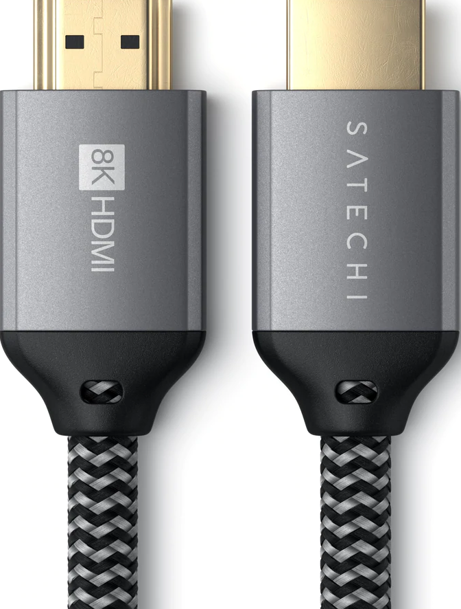Zwei HDMI-Kabel mit grau geflochtenem Design. 8K HDMI-Aufkleber auf einem, Satechi-Aufkleber auf dem anderen.