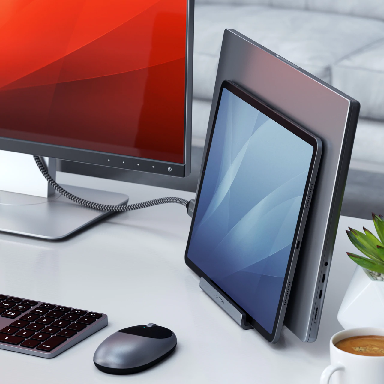 Tablet und Laptop auf einem Schreibtisch, verbunden mit einem Monitor.