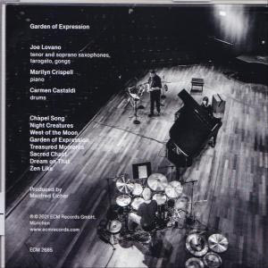 Albumcover in Schwarzweiß, das eine Bühne mit Instrumenten und einem Klavier zeigt.