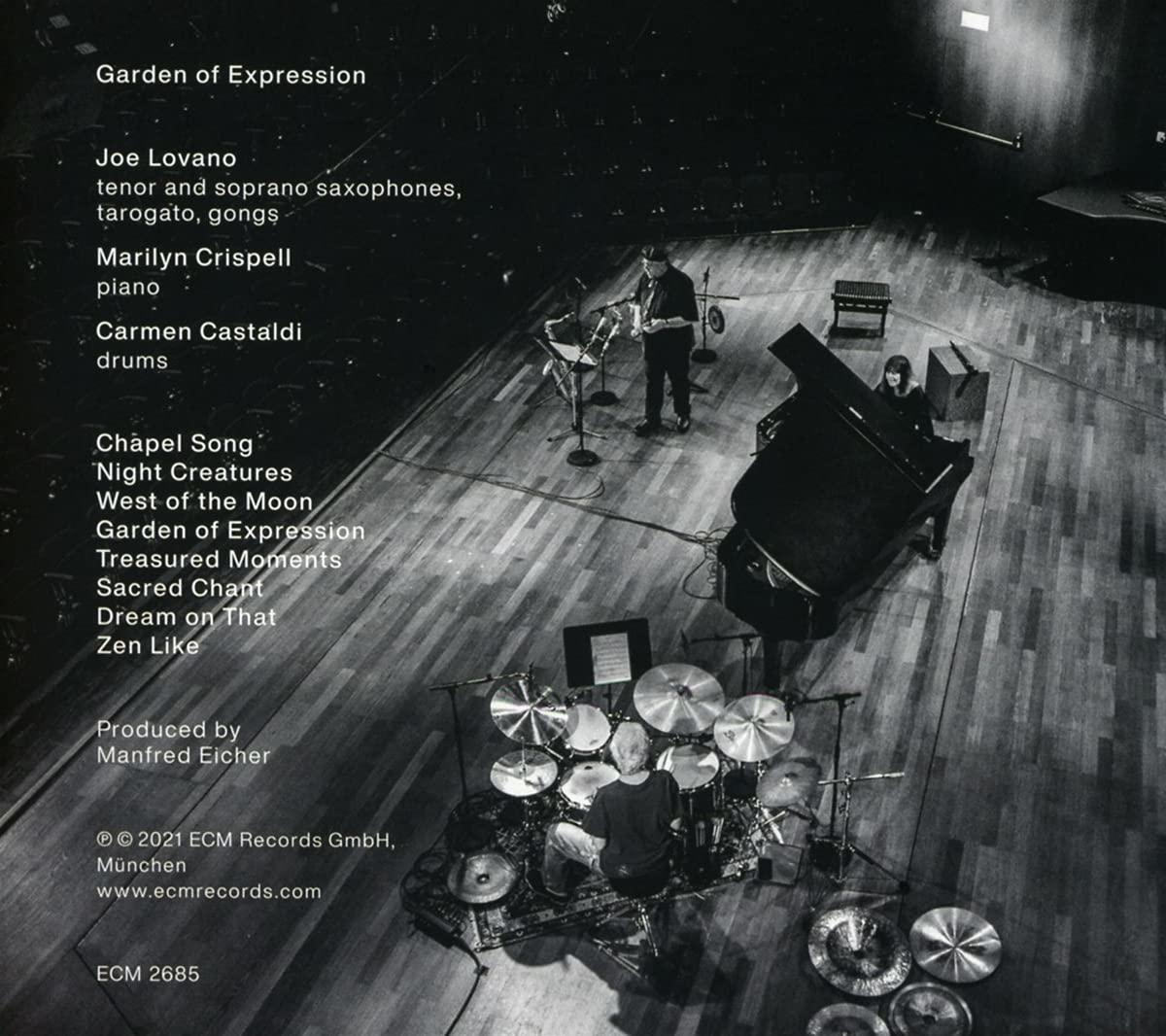 Schwarz-Weiß-Foto einer Jazz-Aufführung mit Musikern und Instrumenten.