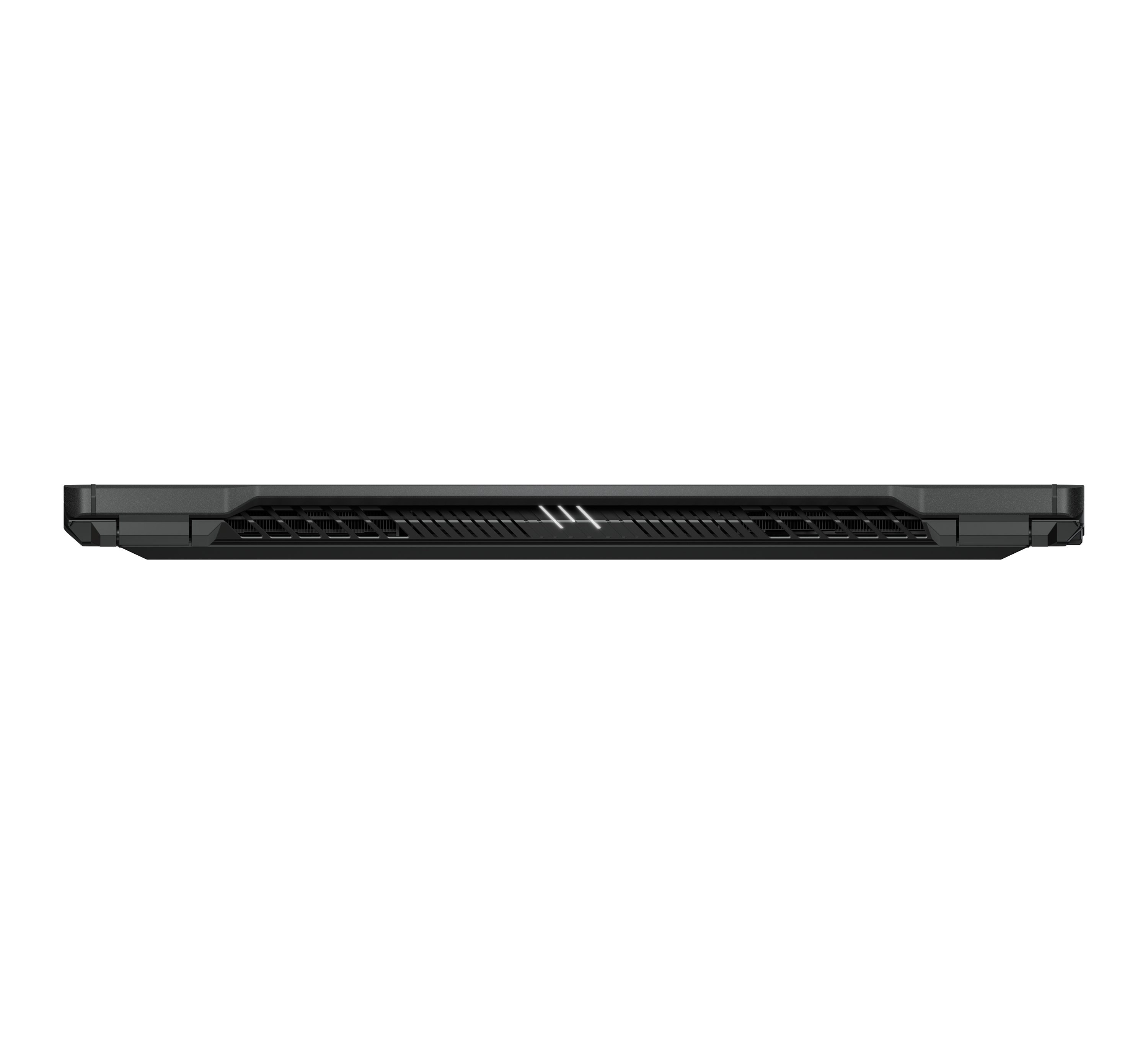 Unteransicht eines schwarzen Laptops mit Lüftungsschlitzen. Weißer Hintergrund.