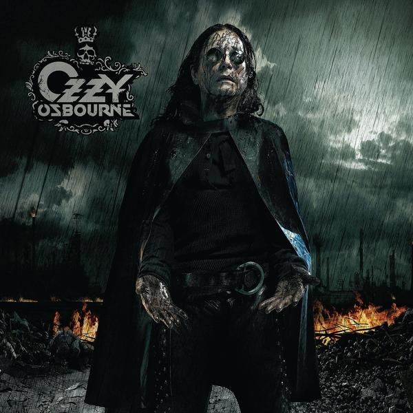 Ozzy Osbourne fekete kabátban, viharos jelenetben állva, tűzzel a háttérben.
