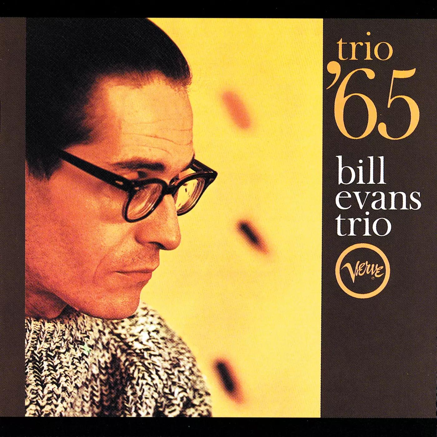 Album borító: Szemüveges férfi, oldalsó profil. Szöveg: trio '65, Bill Evans Trio és Verve logó. Sárga és barna háttér.