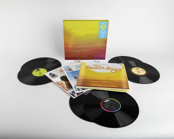Vinil lemezek és albumborító fehér alapon. A Beach Boys album látható.