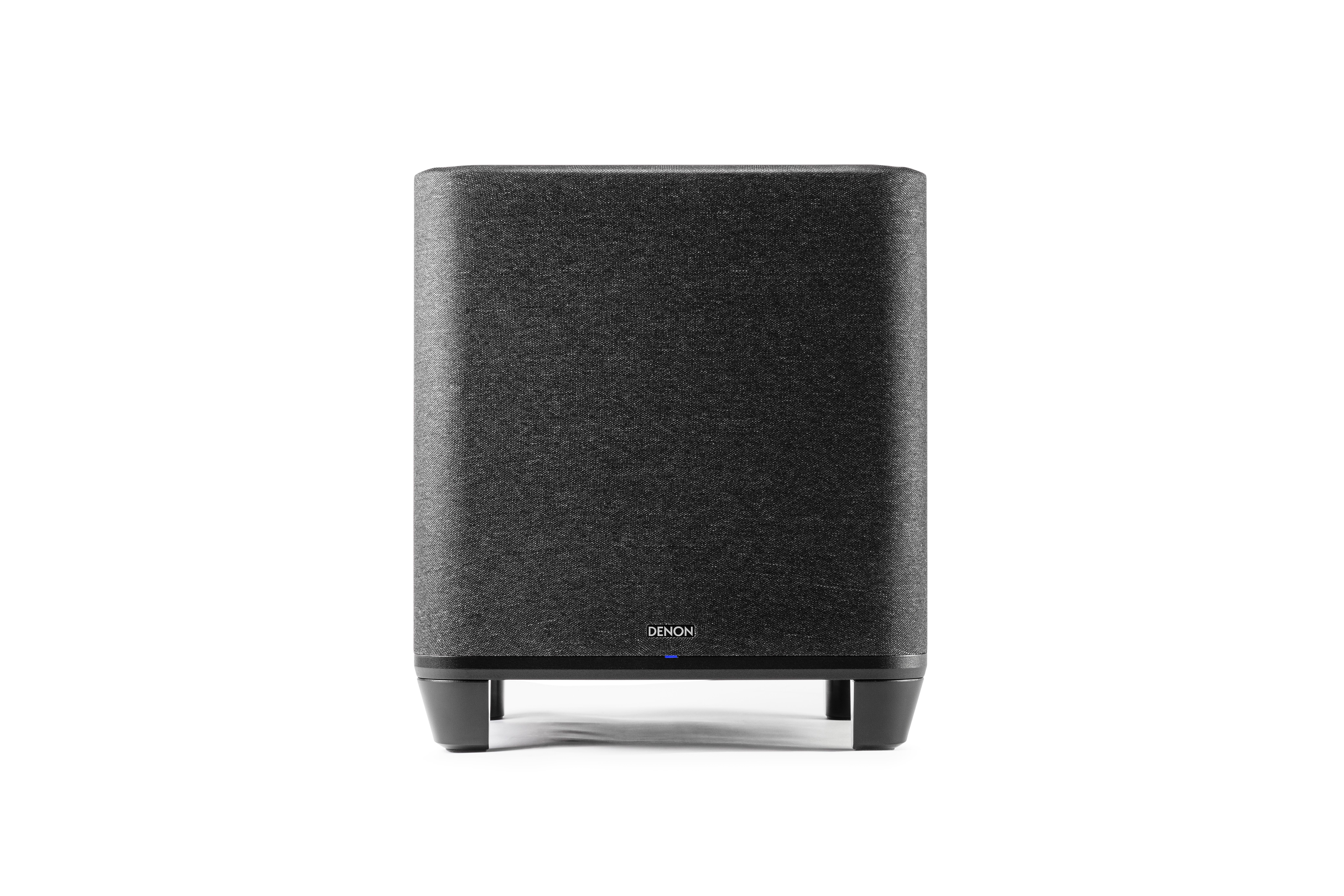 Schwarzer Stoff-Subwoofer mit blauem Licht und Denon-Logo auf weißem Grund.