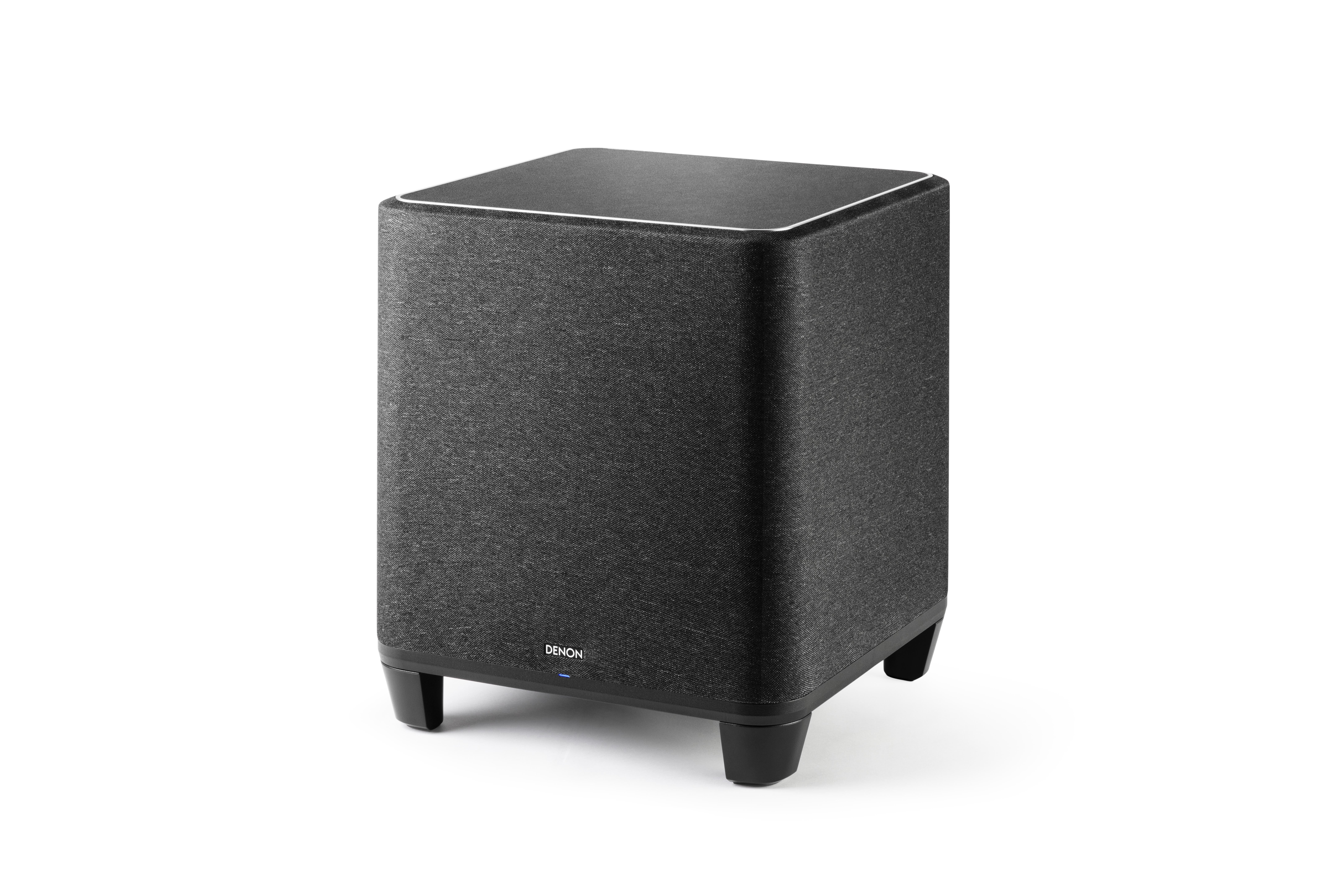 Schwarzer Denon Subwoofer mit vier Füßen; isoliert auf weißem Hintergrund.